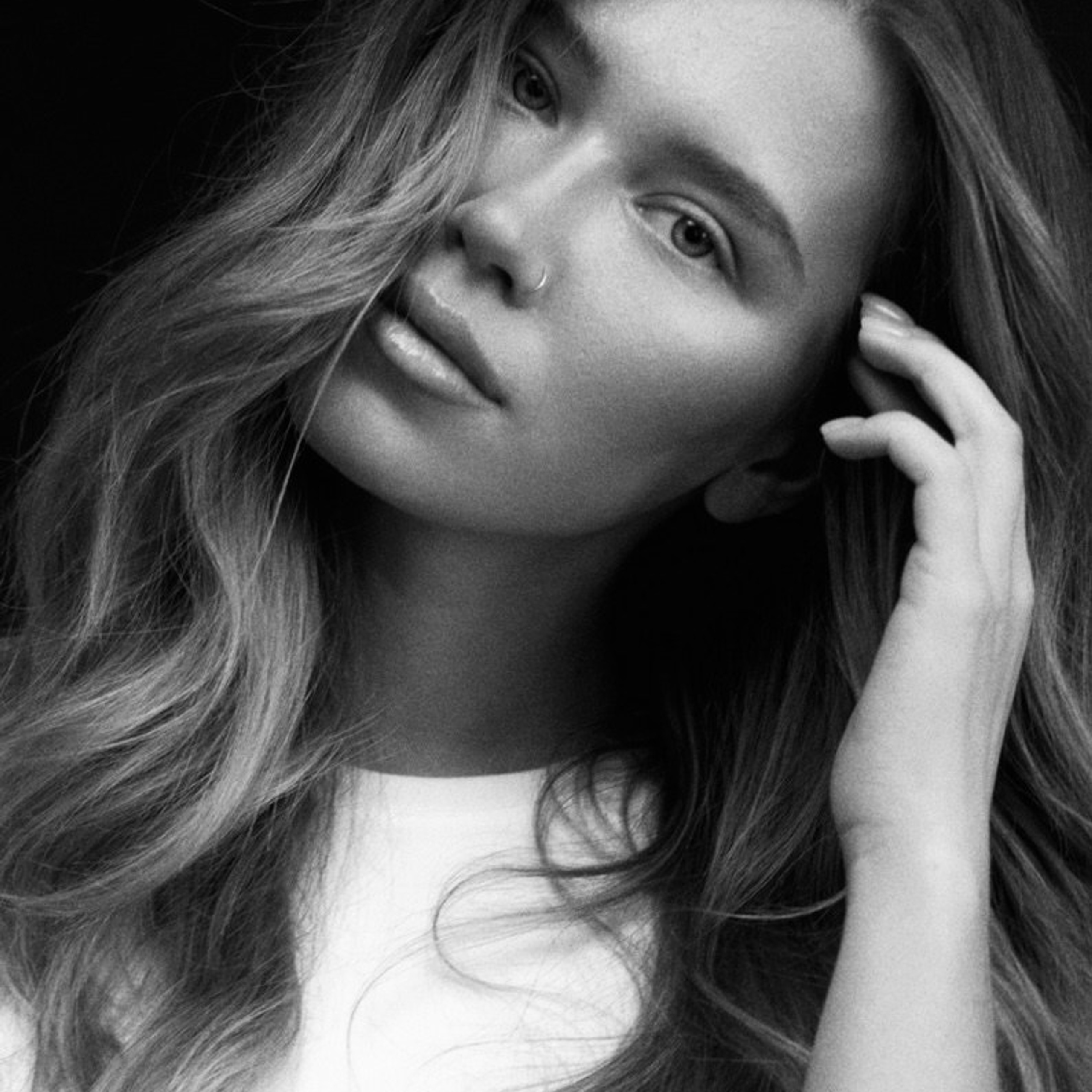 идеи для фотосессии в спб. черно-белый портрет девушки на черном фоне.