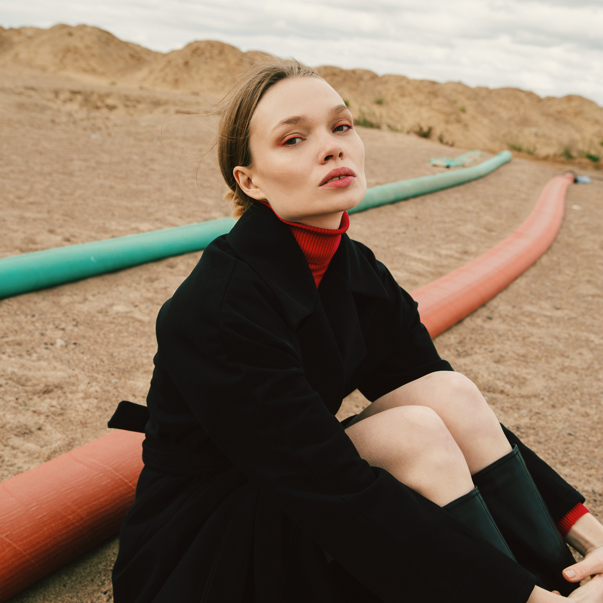 девушка на берегу финского залива. идеи для фотосессии в спб. идеи для фотосессии бренда одежды.