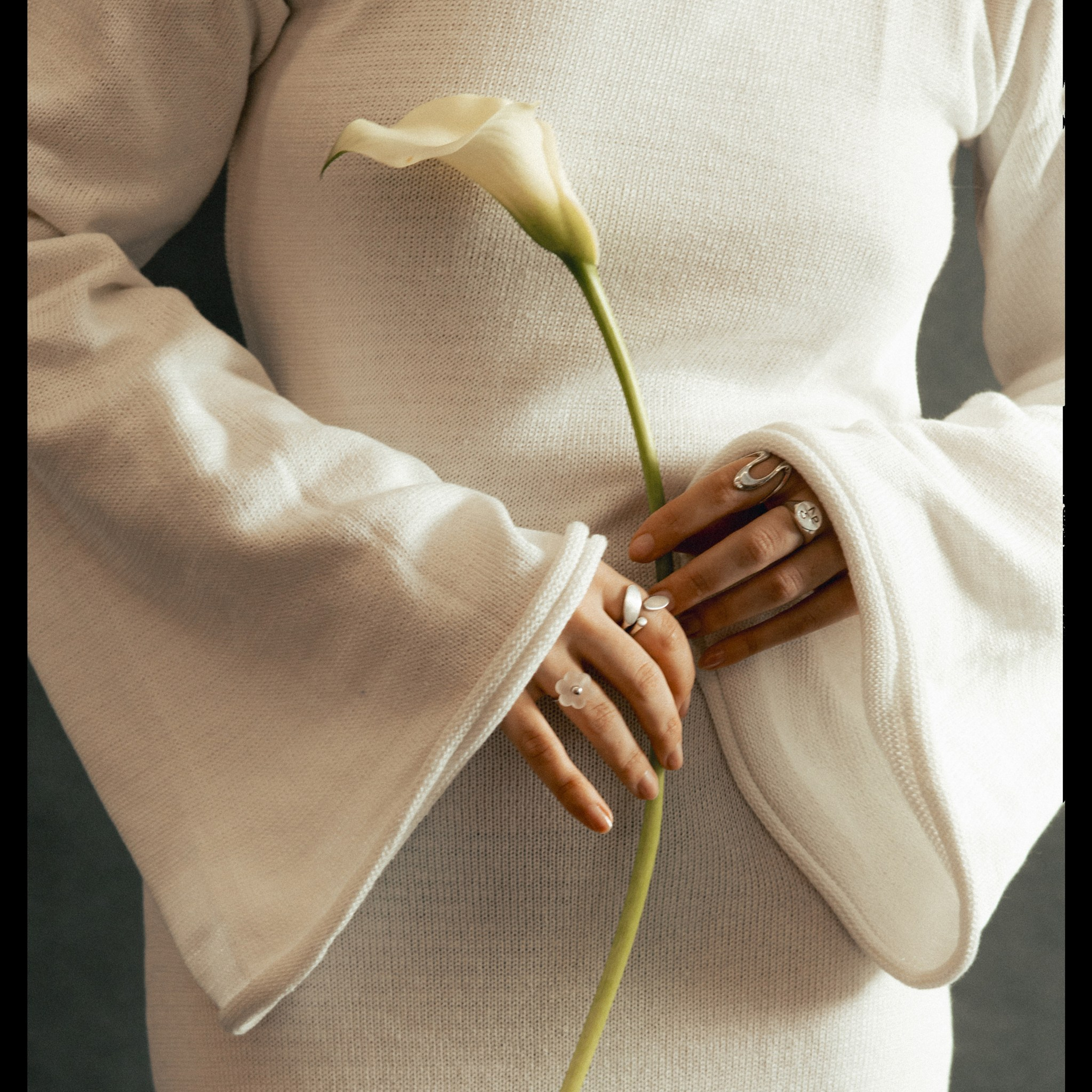 цветок в руках девушки. идеи для фотосессии в спб. идеи для фотосессии бренда одежды