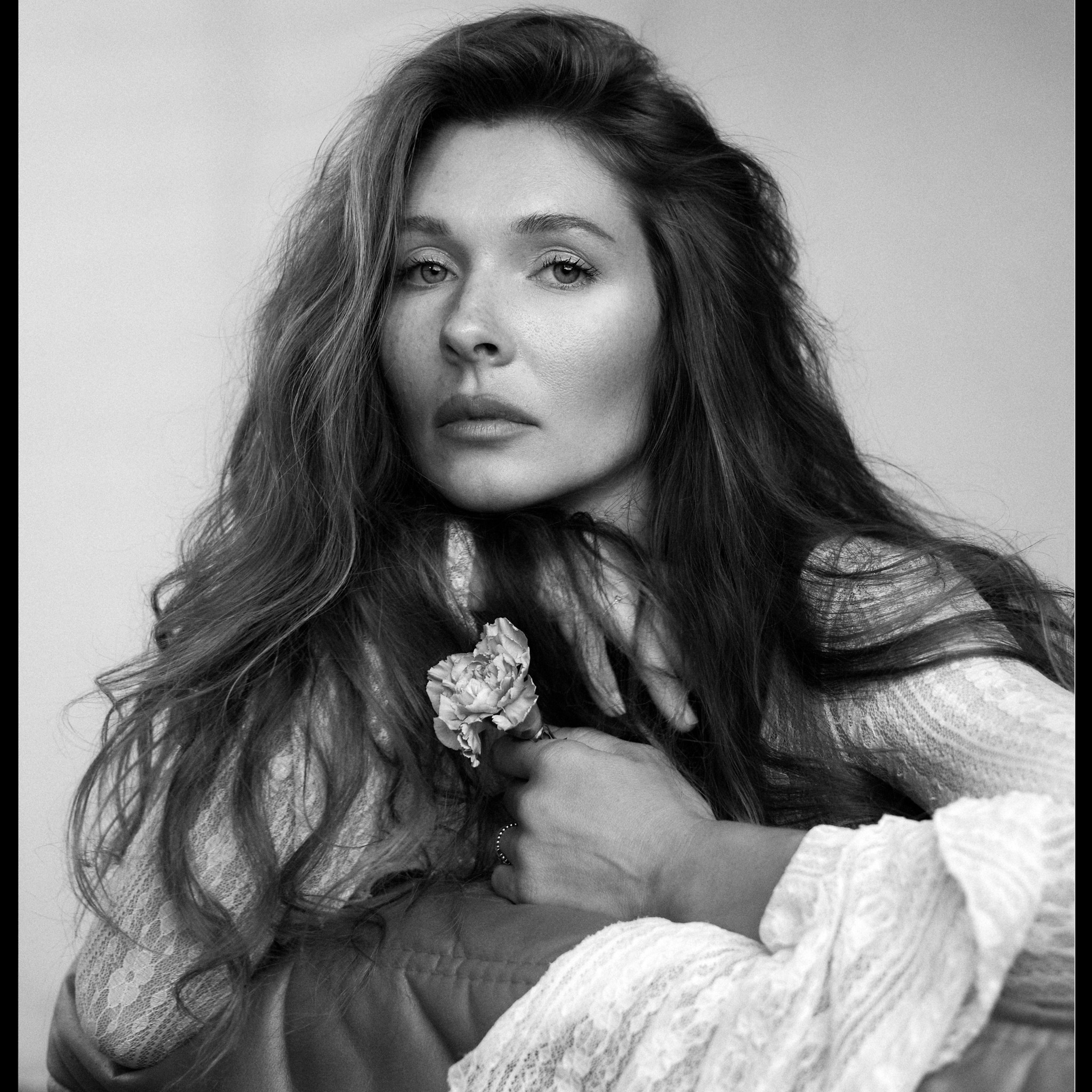 девушка в студии с цветком. портрет. идеи для фотосессии в спб