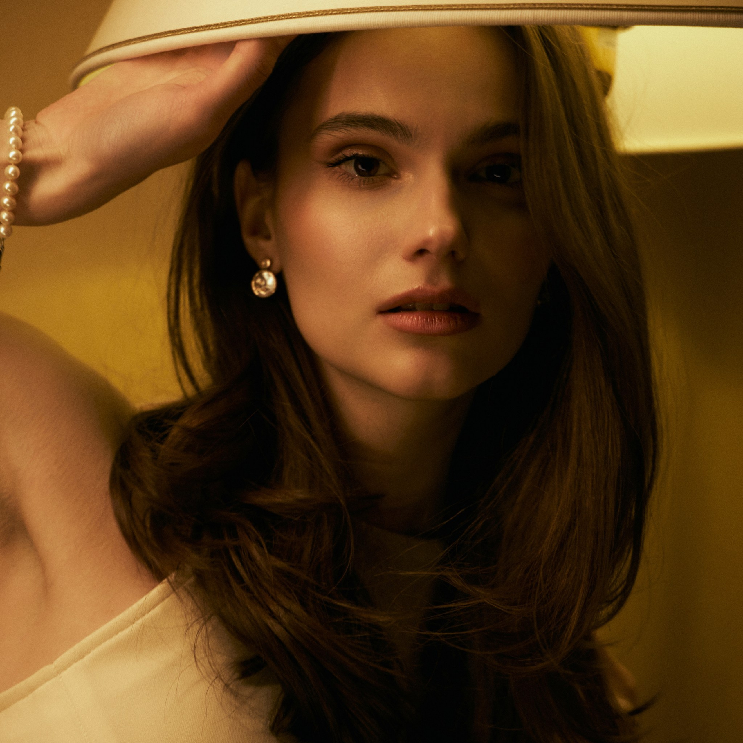 фотосессия в номере отеля в Санкт-Петербурге для девушки. идеи для фотосессии в спб.