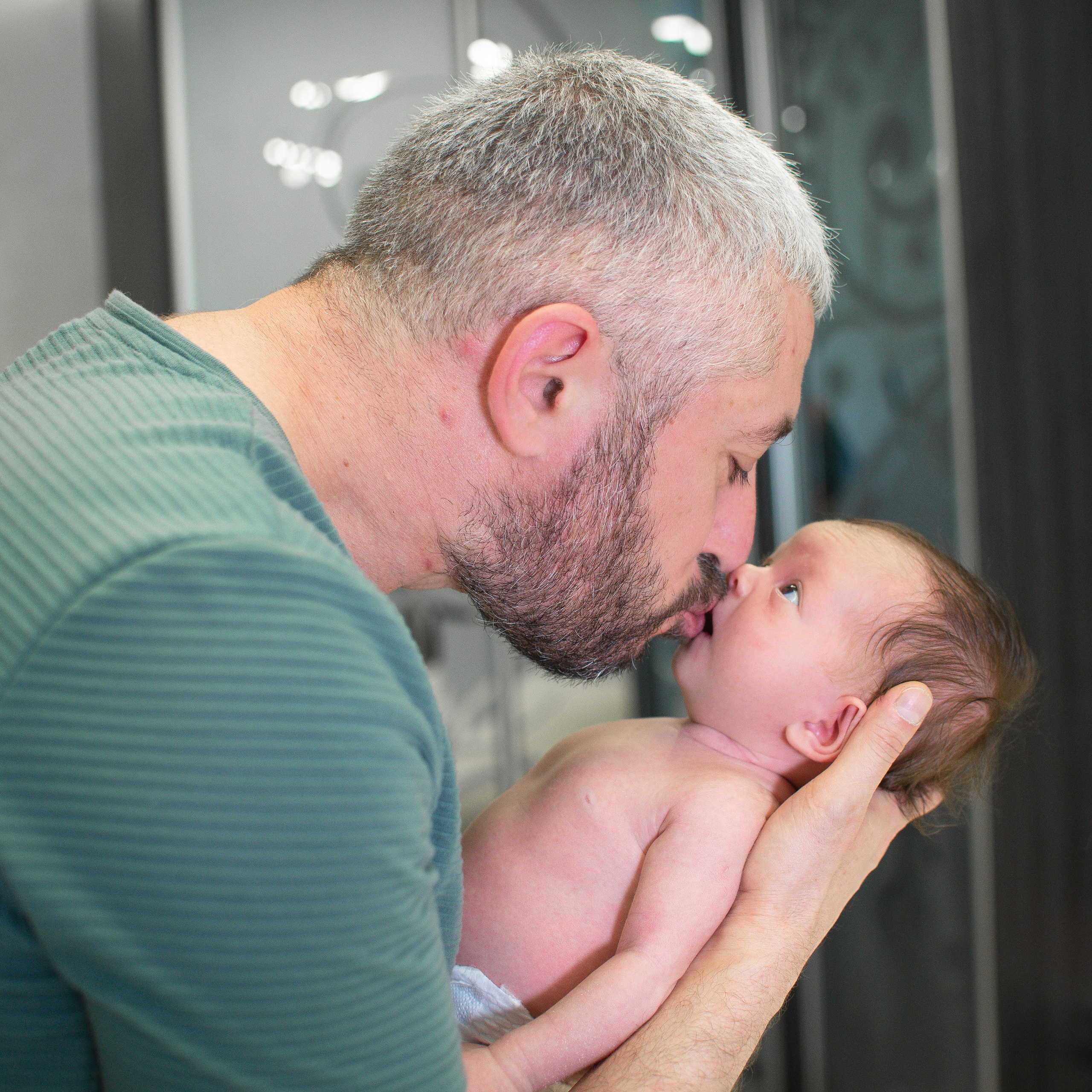 Крошка Манэ дома с родителями