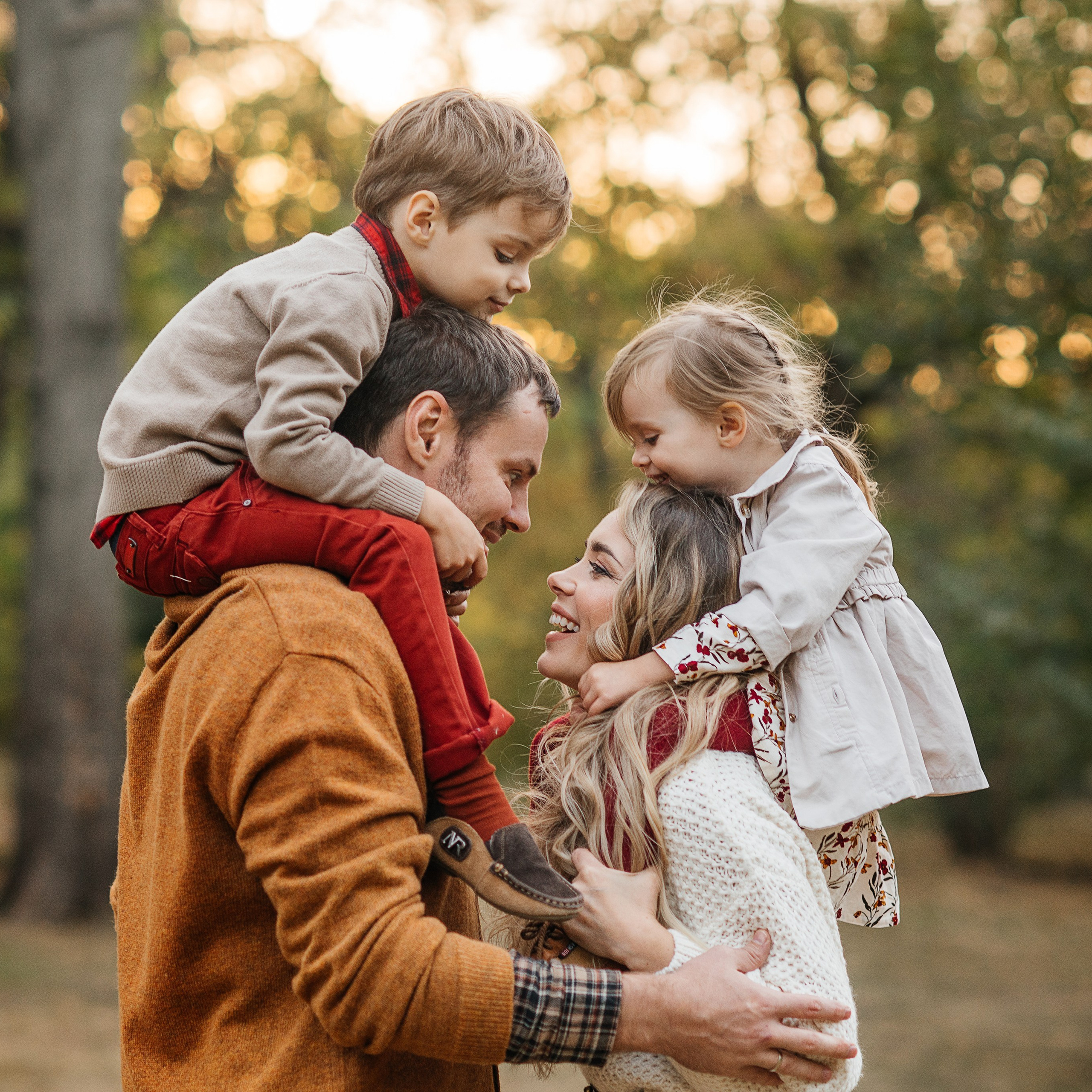 Осенняя прогулка семьи