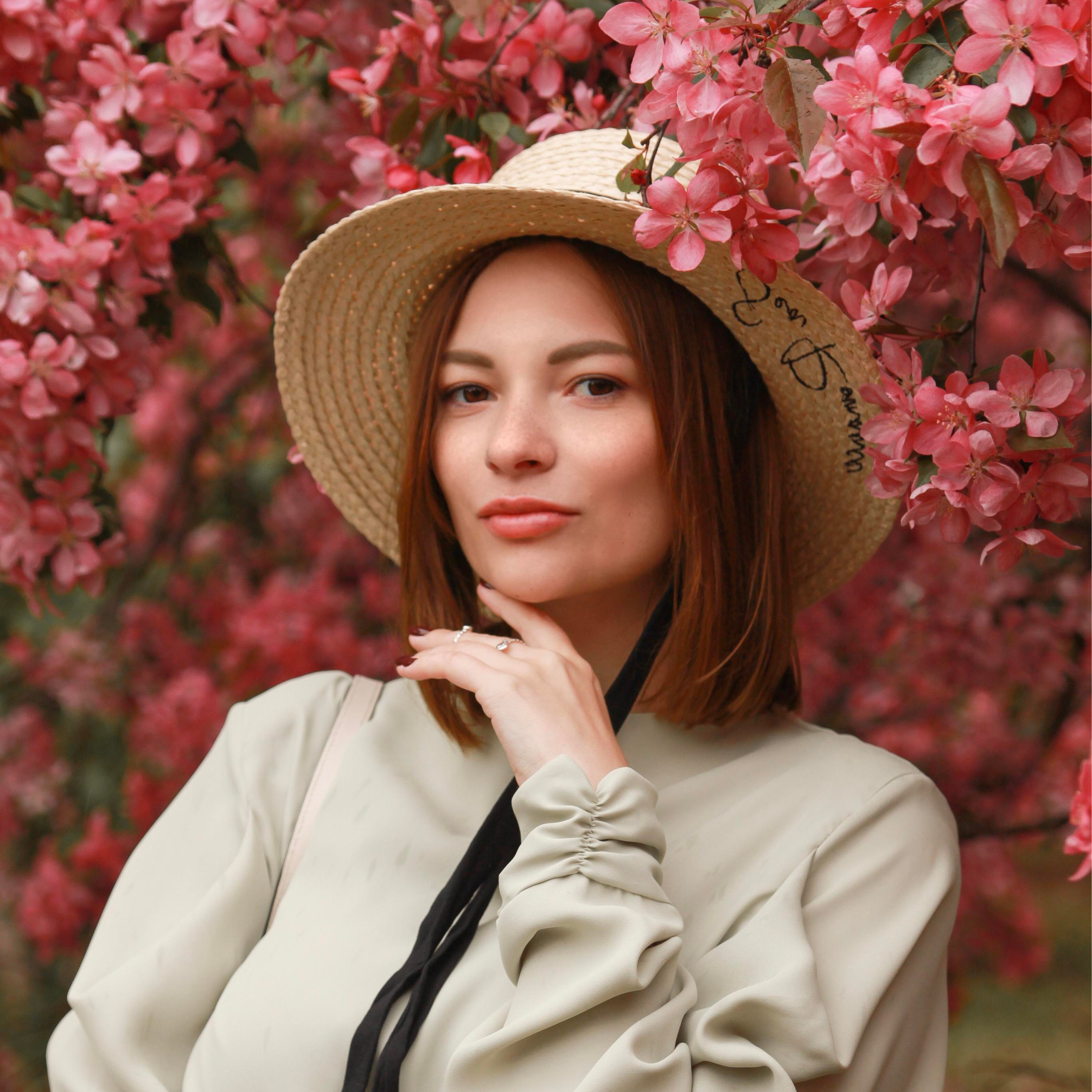 Дарья в цветущих садах