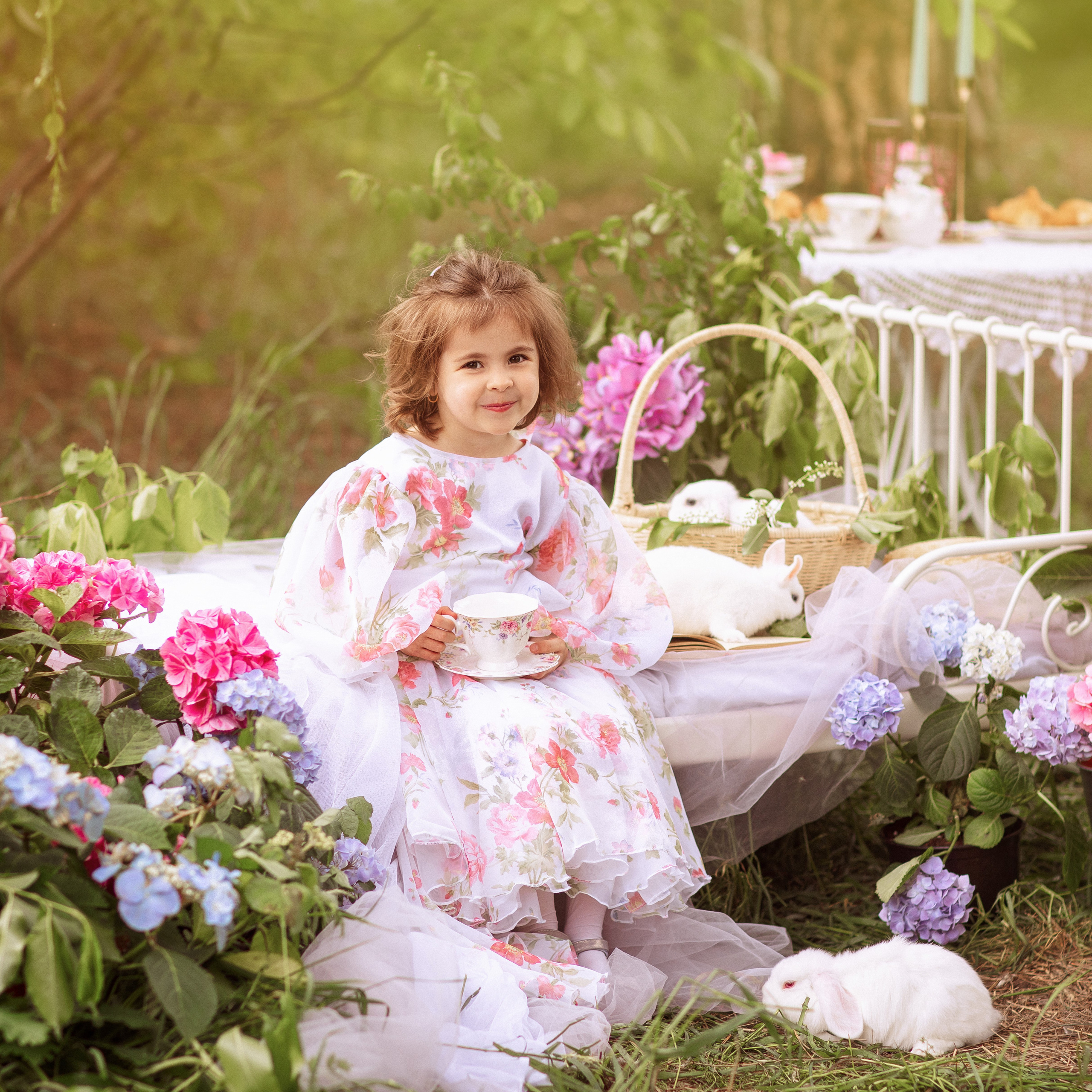 Цветочная кровать с кроликами