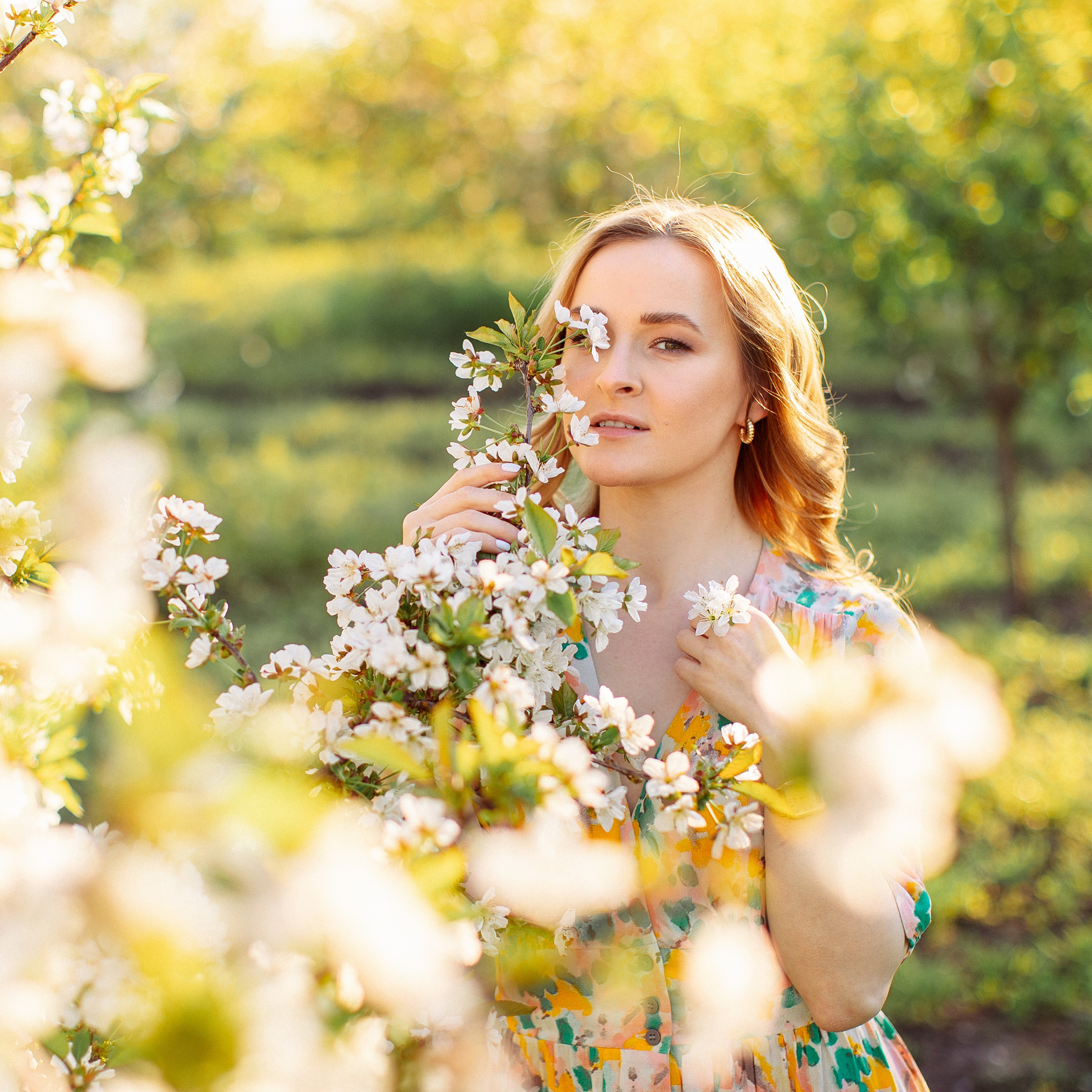 Цветущий сад, Девушка