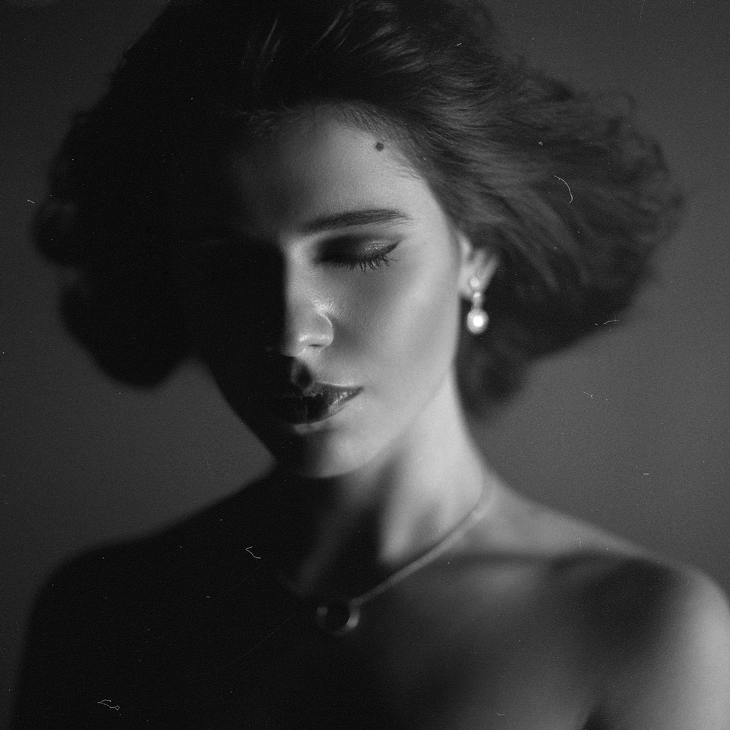 Фотограф Мыльников Павел,снимаю портреты в СПб и также возможен выезд в другие города. https://mylnikov-paul.com/