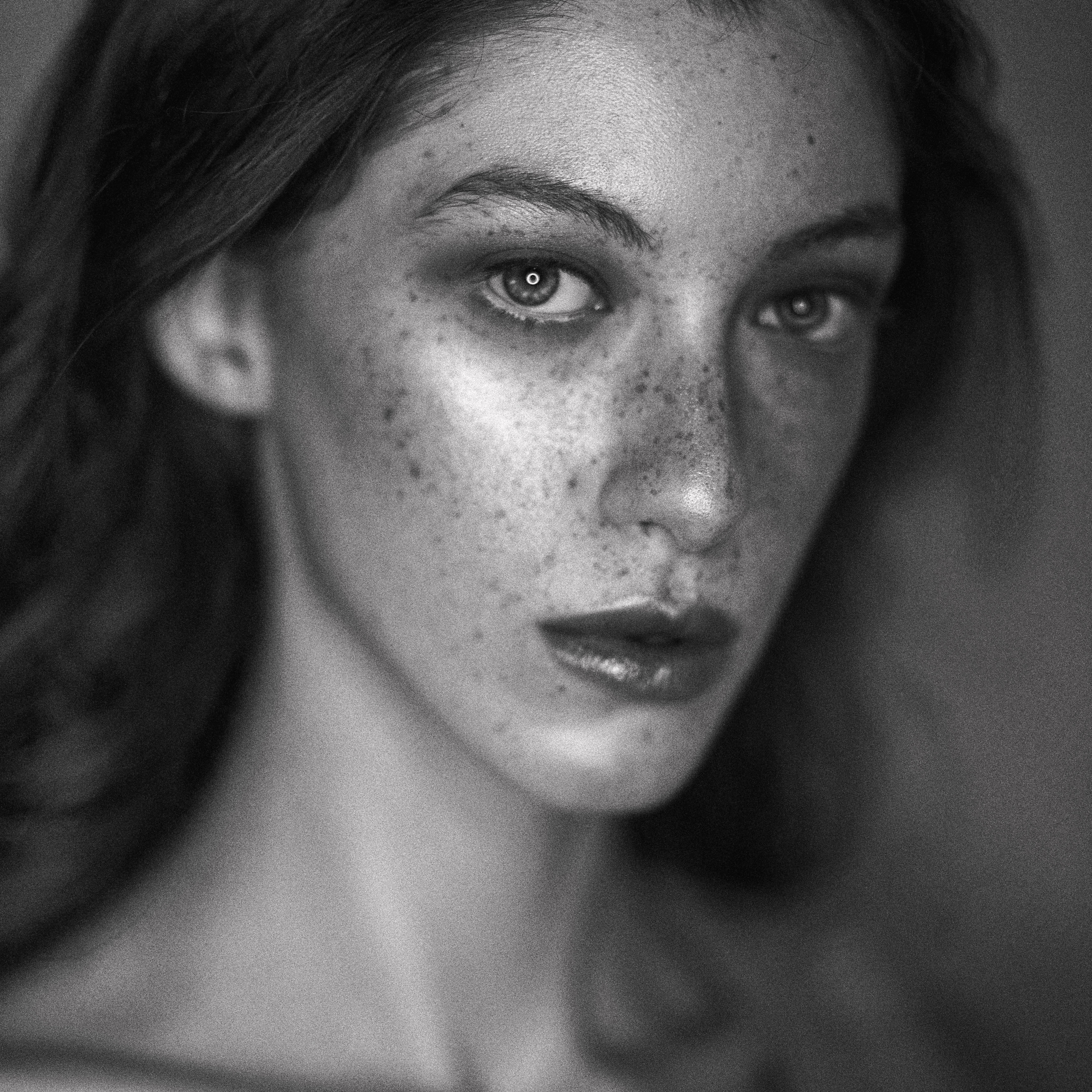 Фотограф Мыльников Павел,снимаю портреты в СПб и также возможен выезд в другие города. https://mylnikov-paul.com/