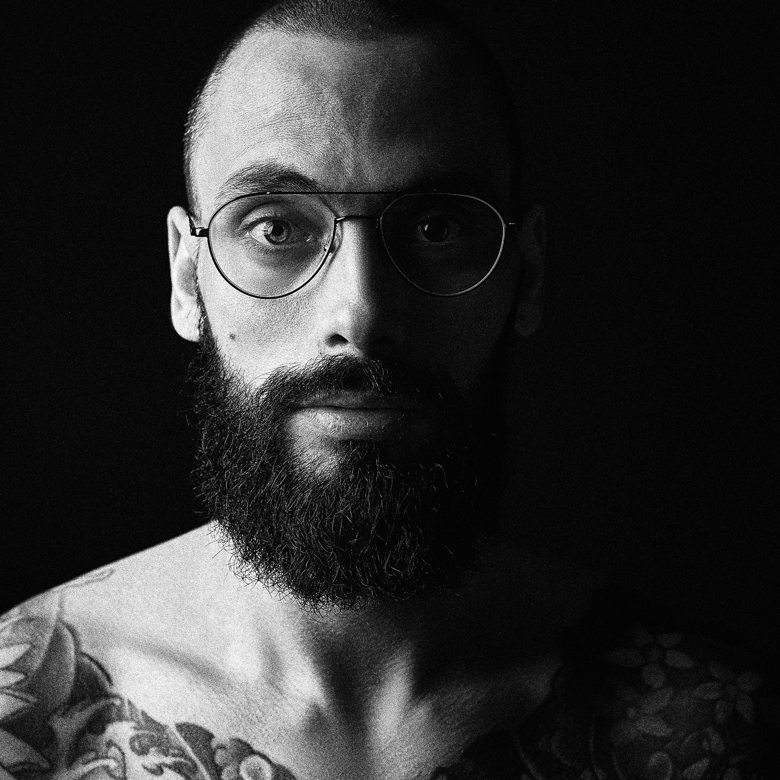 Фотограф Мыльников Павел,снимаю портреты в СПб и также возможен выезд в другие города. https://mylnikov-paul.com/