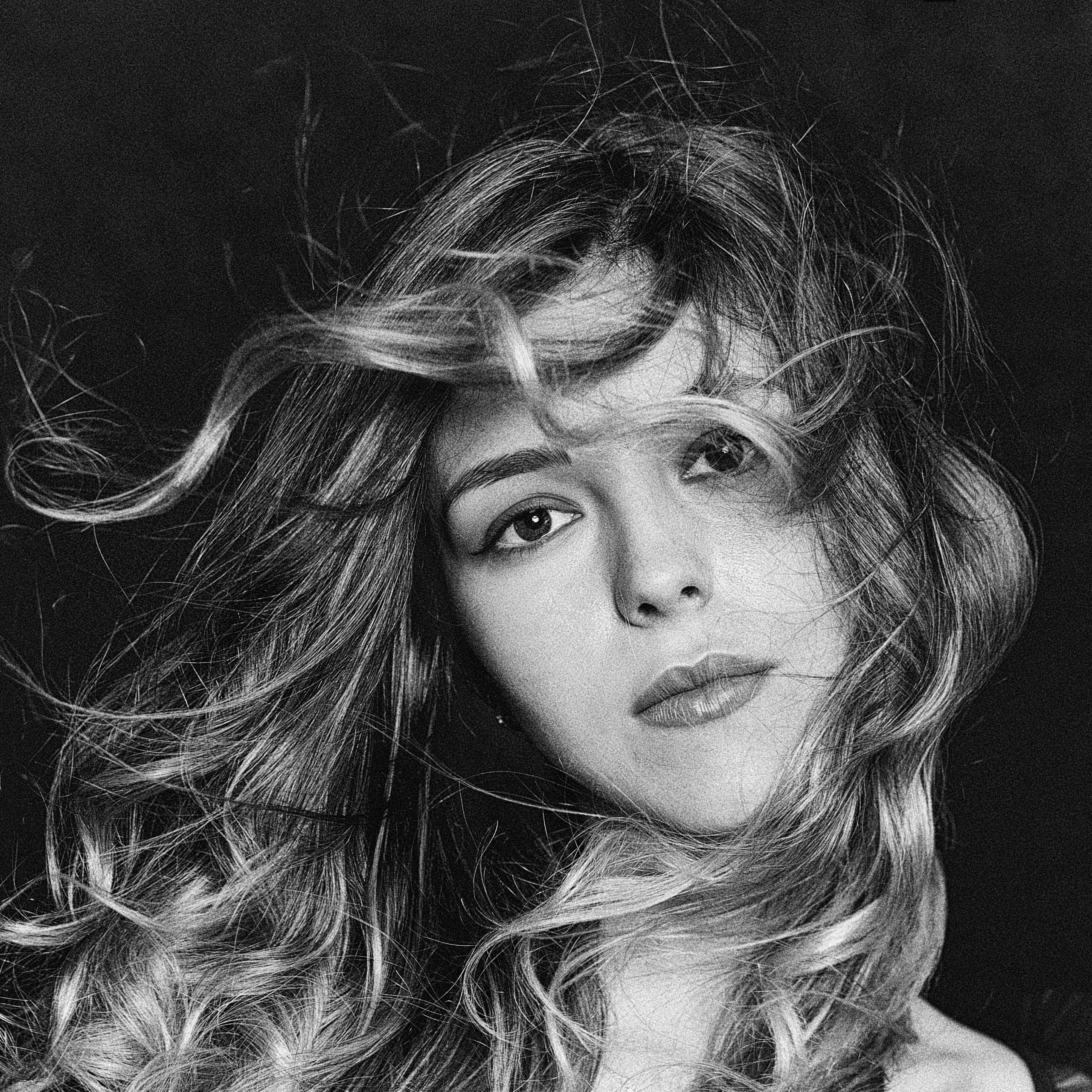 Фотограф Мыльников Павел,снимаю портреты в СПб и также возможен выезд в другие города. https://mylnikov-paul.com/