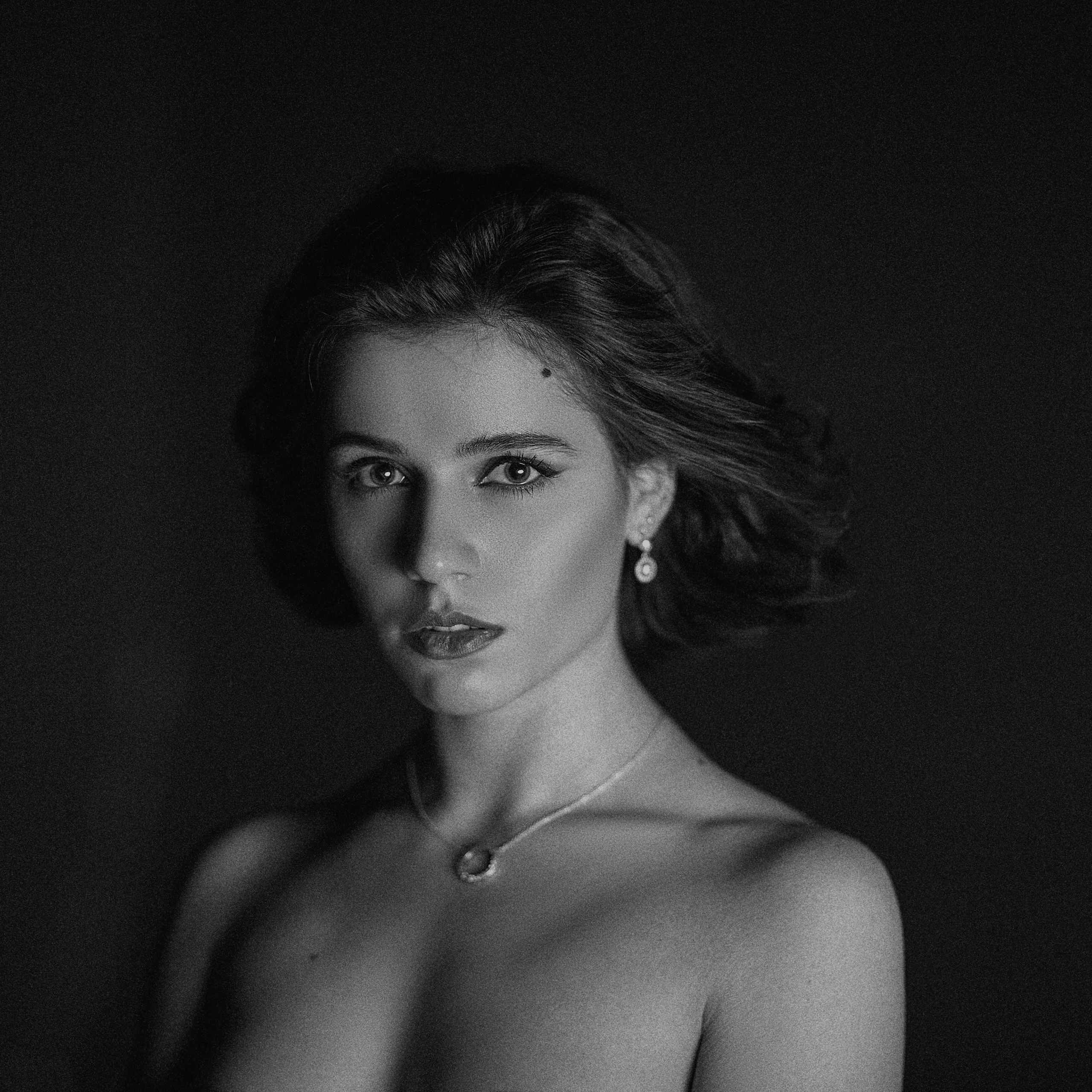 Фотограф Мыльников Павел,снимаю портреты в СПб и также возможен выезд в другие города. https://mylnikov-paul.com/