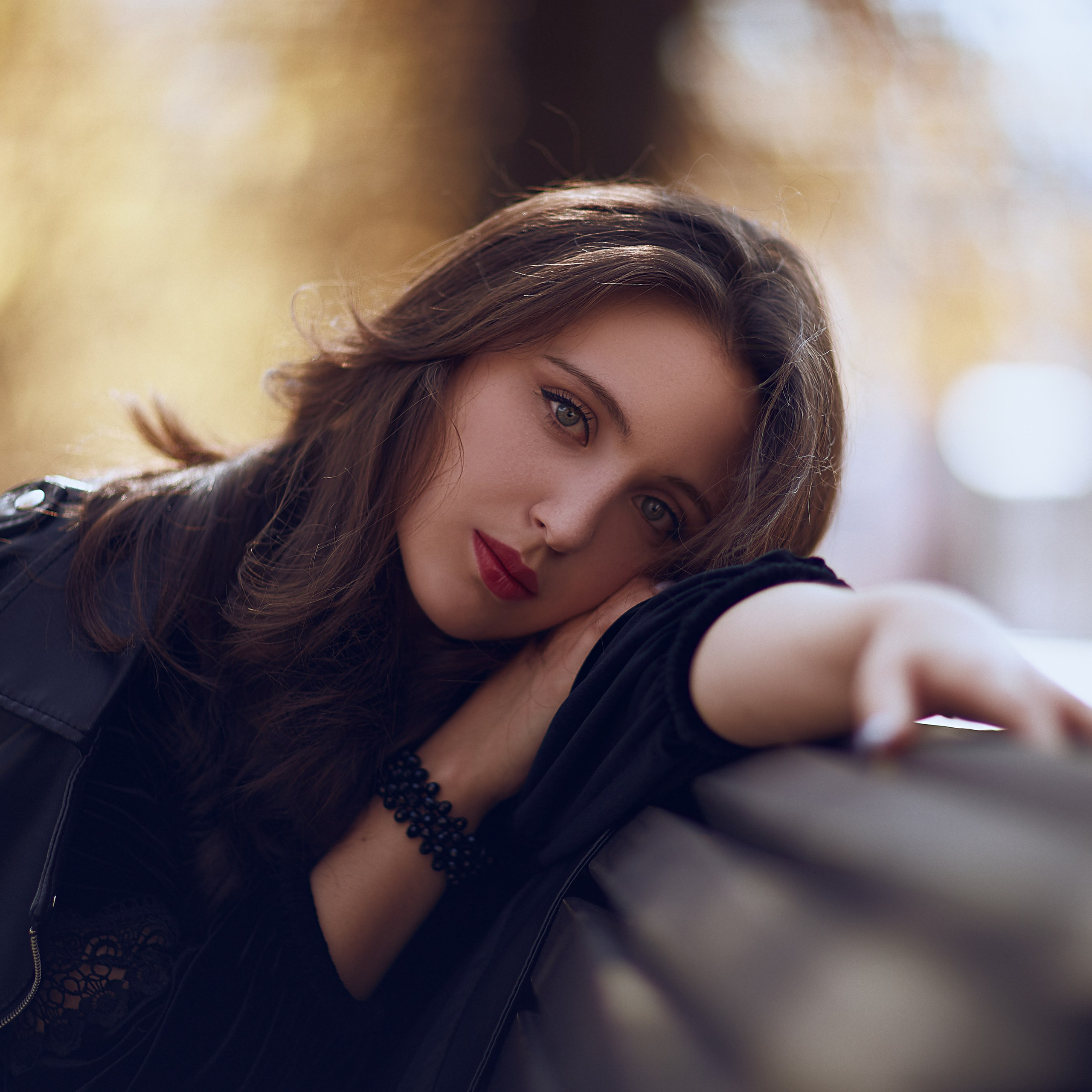 Фотограф Мыльников Павел,снимаю портреты в СПб и также возможен выезд в другие города. https://mylnikov-paul.com/