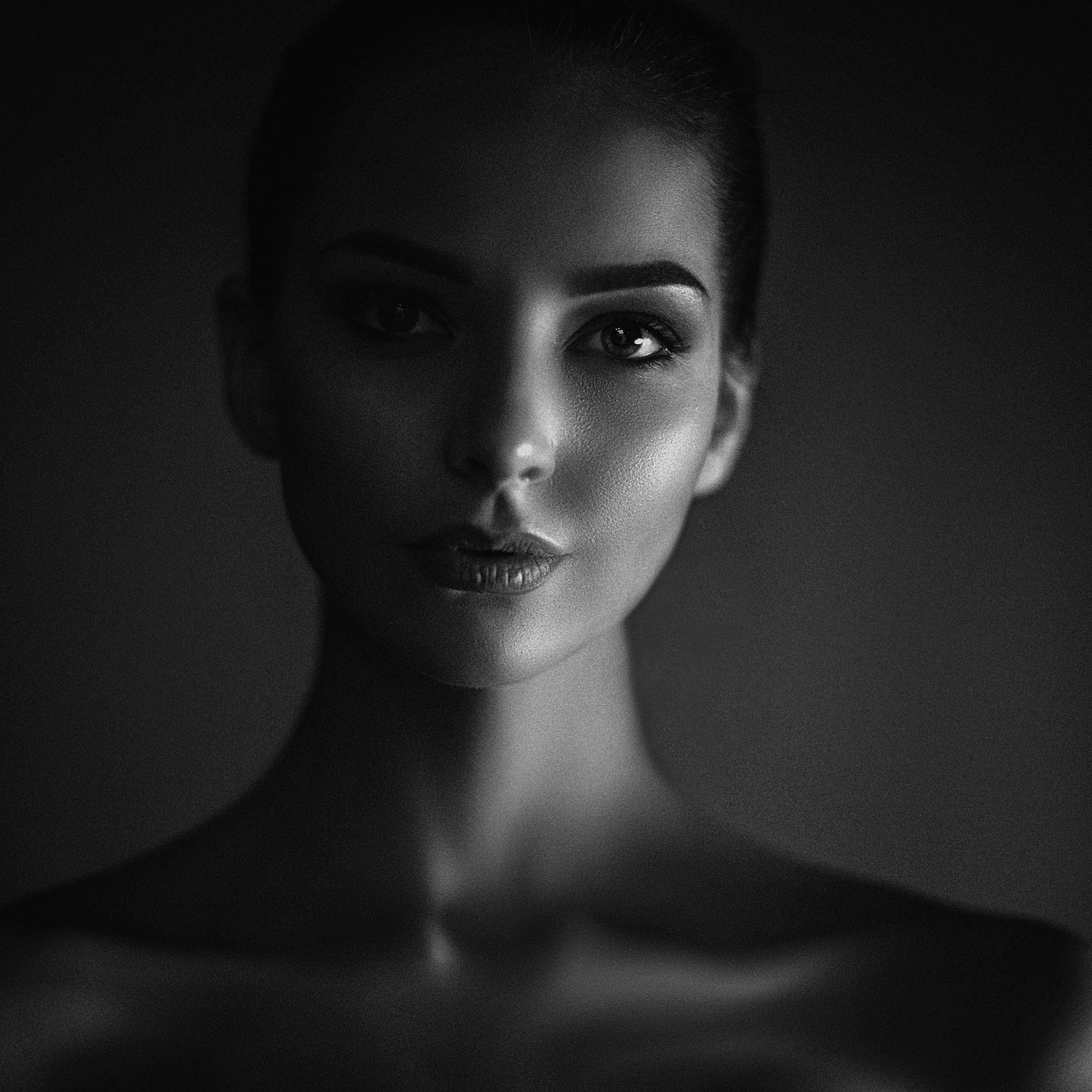 Фотограф Мыльников Павел,снимаю портреты в СПб и также возможен выезд в другие города. https://mylnikov-paul.com/