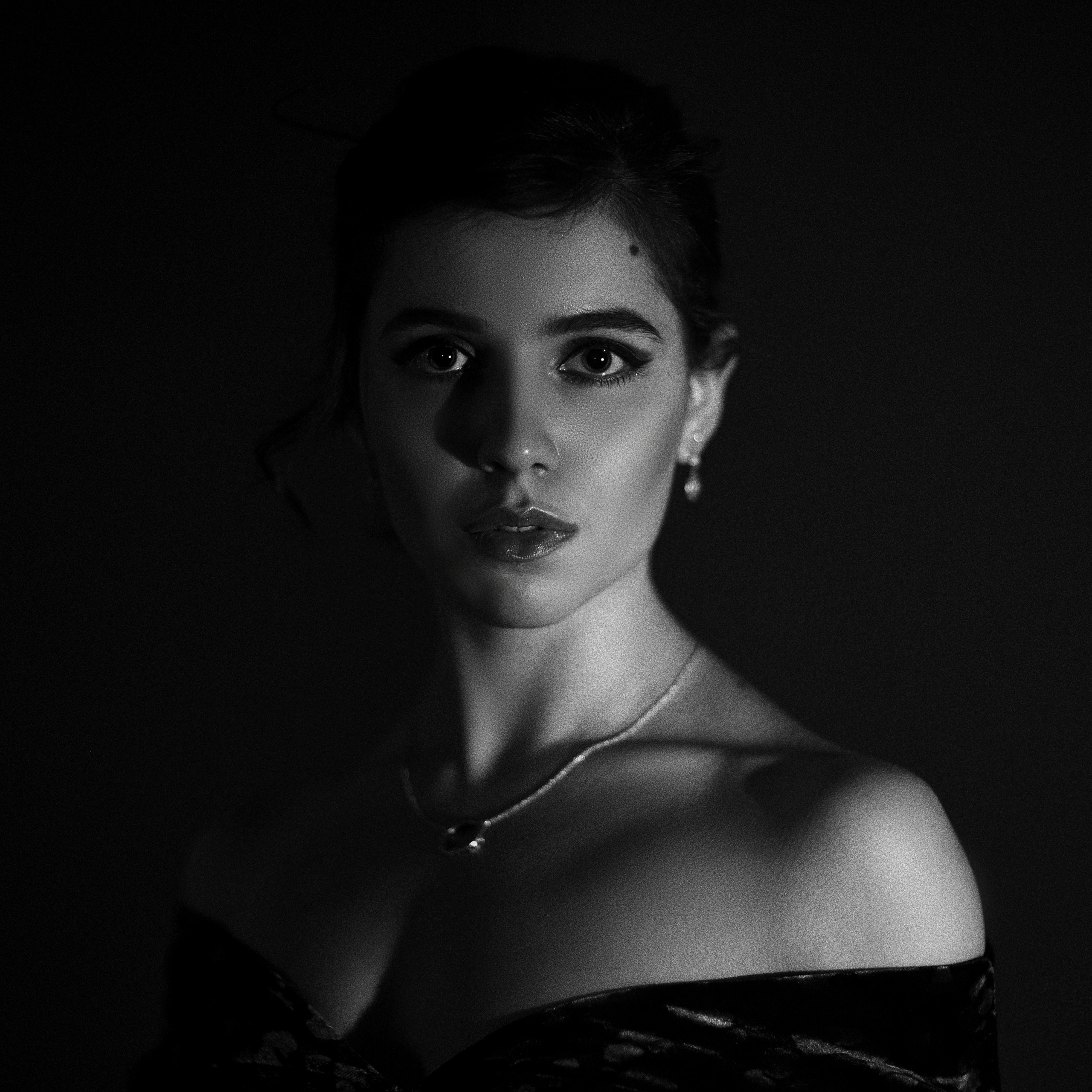 Фотограф Мыльников Павел,снимаю портреты в СПб и также возможен выезд в другие города. https://mylnikov-paul.com/