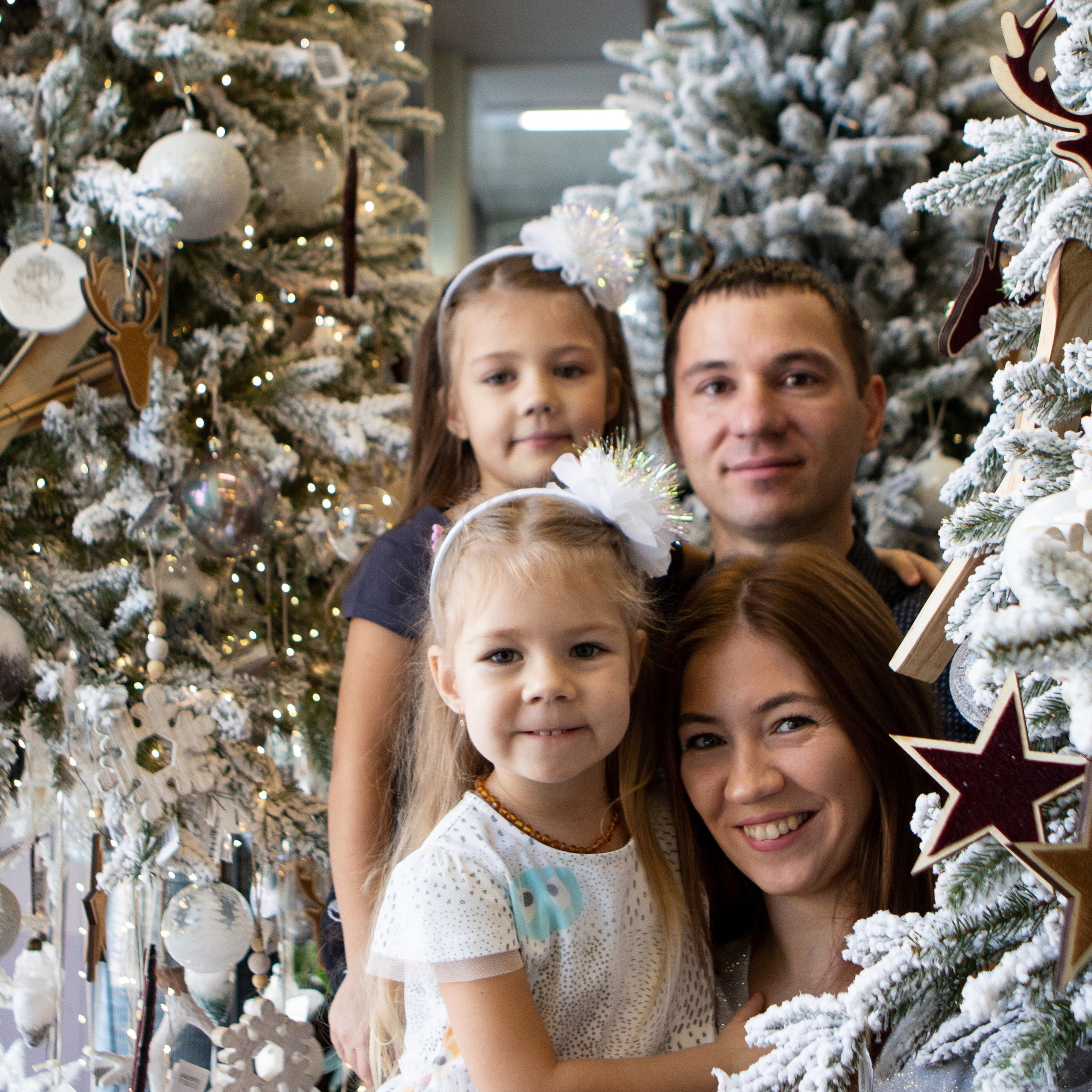 Новогодняя история Сергея, Ирины и их замечательных дочек.