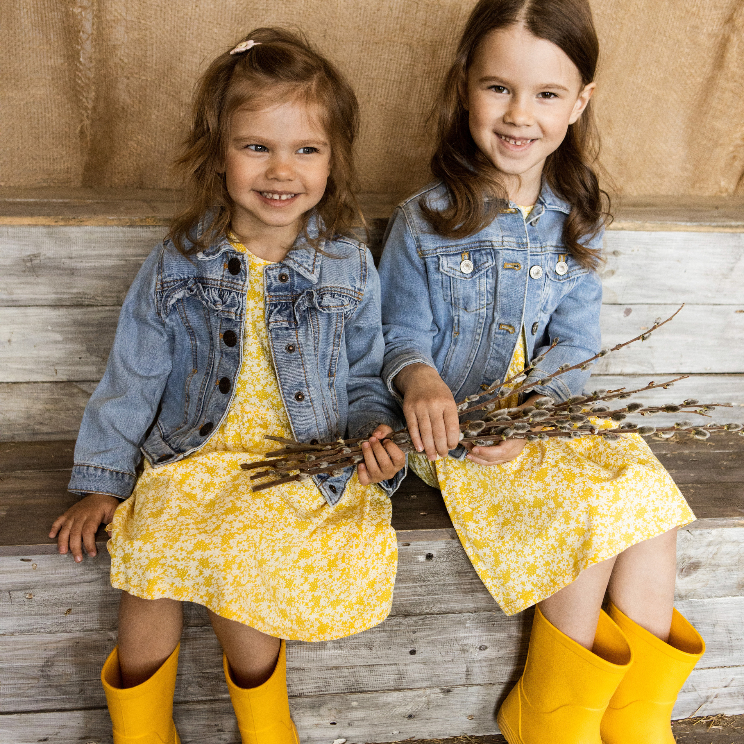 Две сестренки.