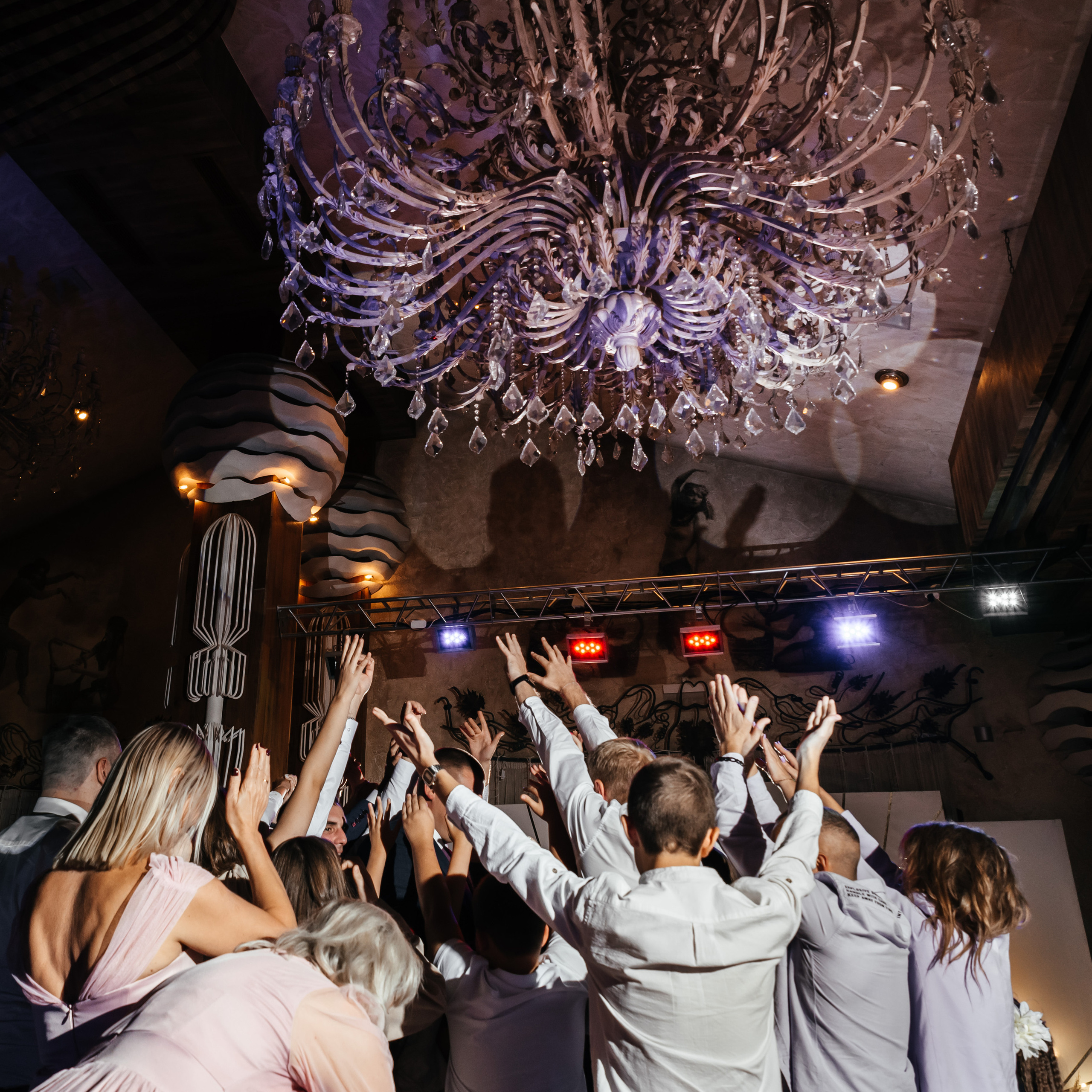 Плясала даже люстра :)