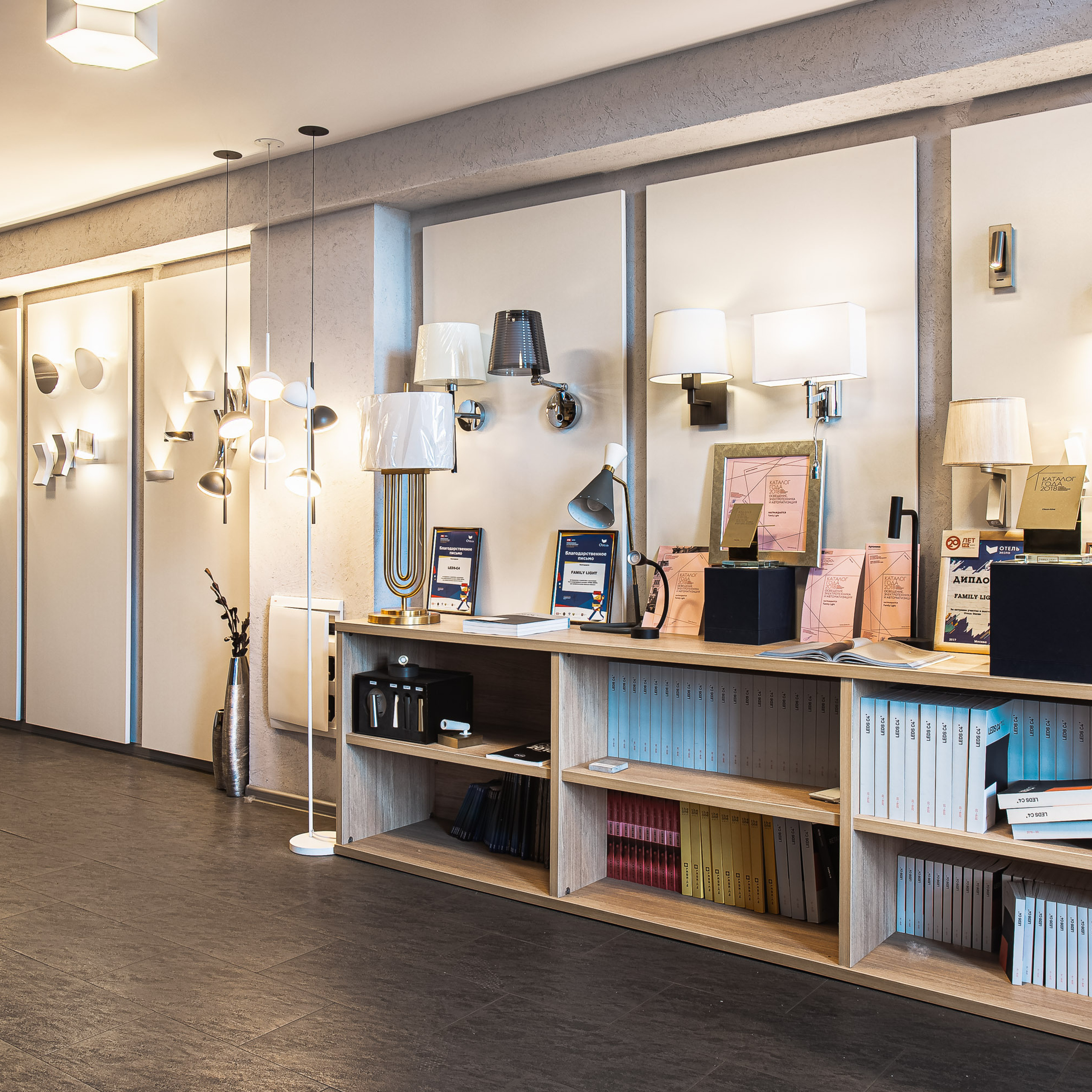 Магазин люстр и светильников испанского бренда. Видеограф Добромыслов