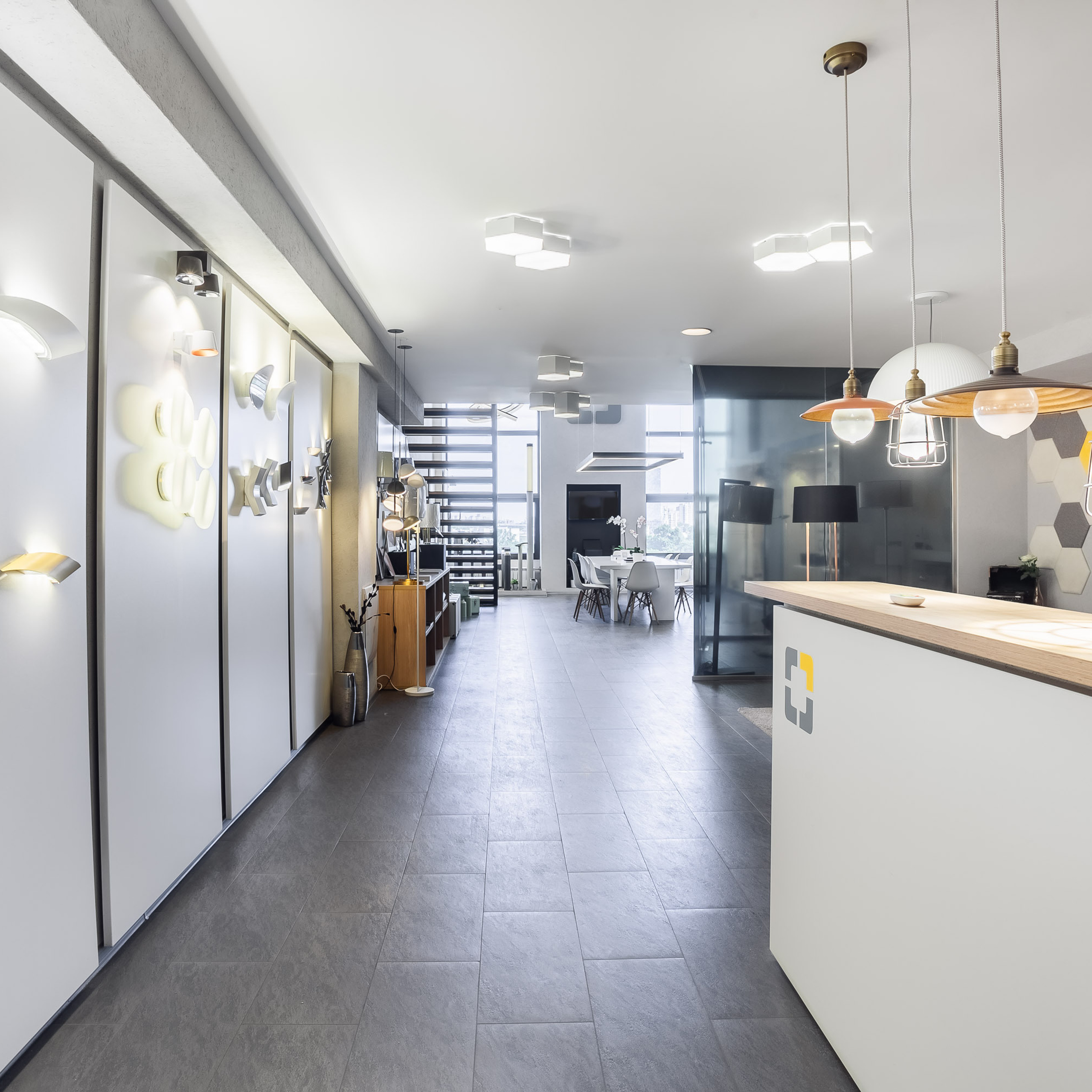 Магазин люстр и светильников испанского бренда. Видеограф Добромыслов