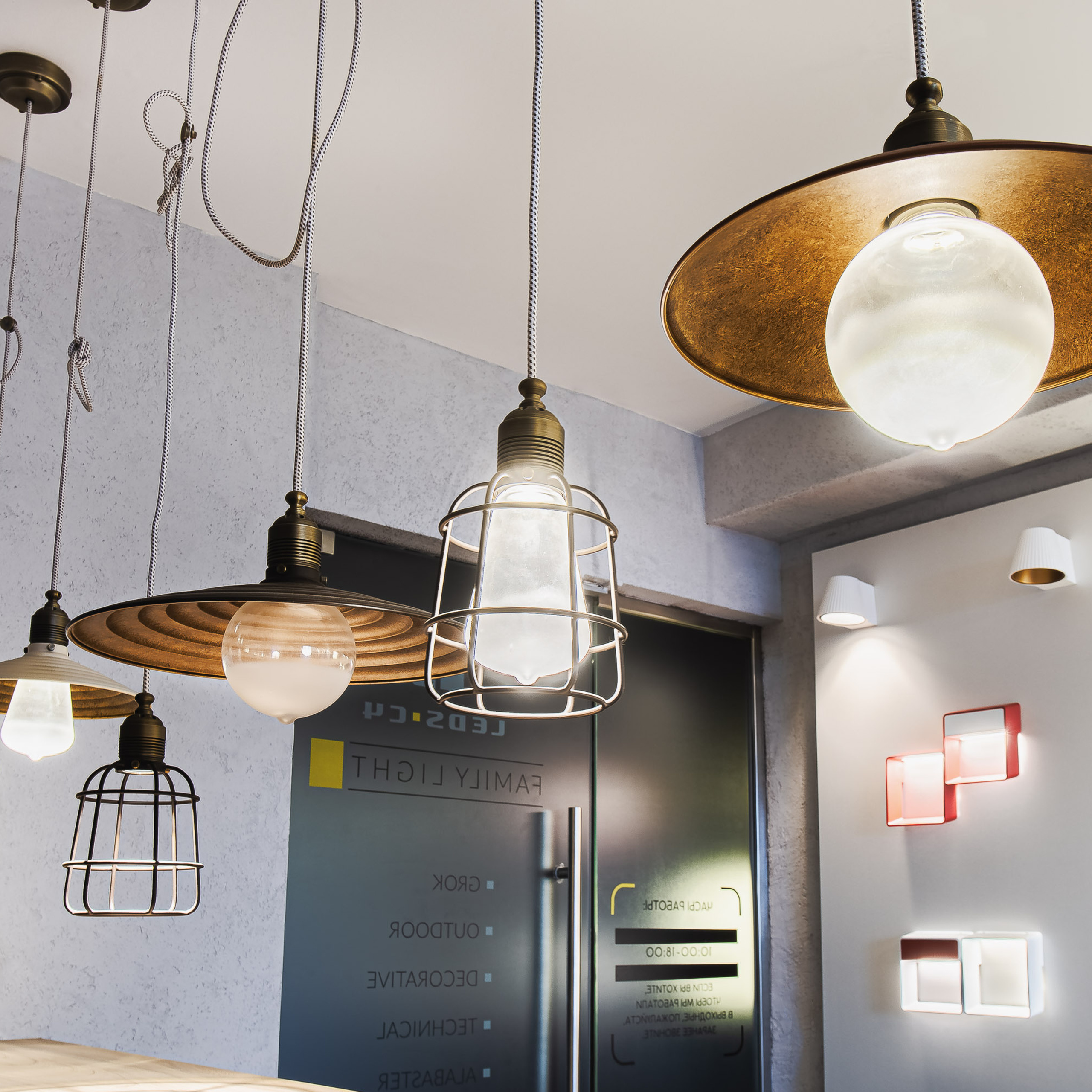 Магазин люстр и светильников испанского бренда. Видеограф Добромыслов