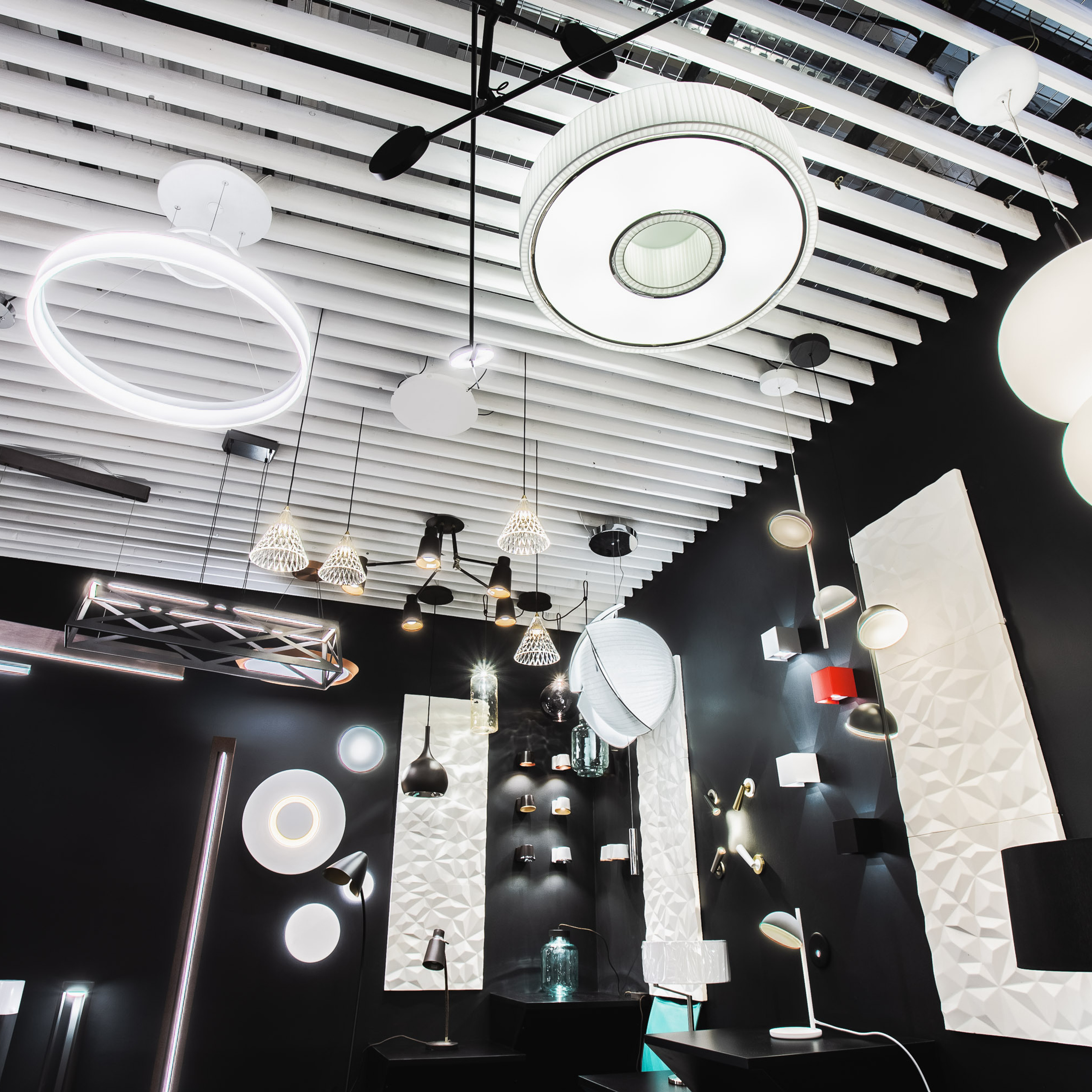 Магазин люстр и светильников испанского бренда. Видеограф Добромыслов