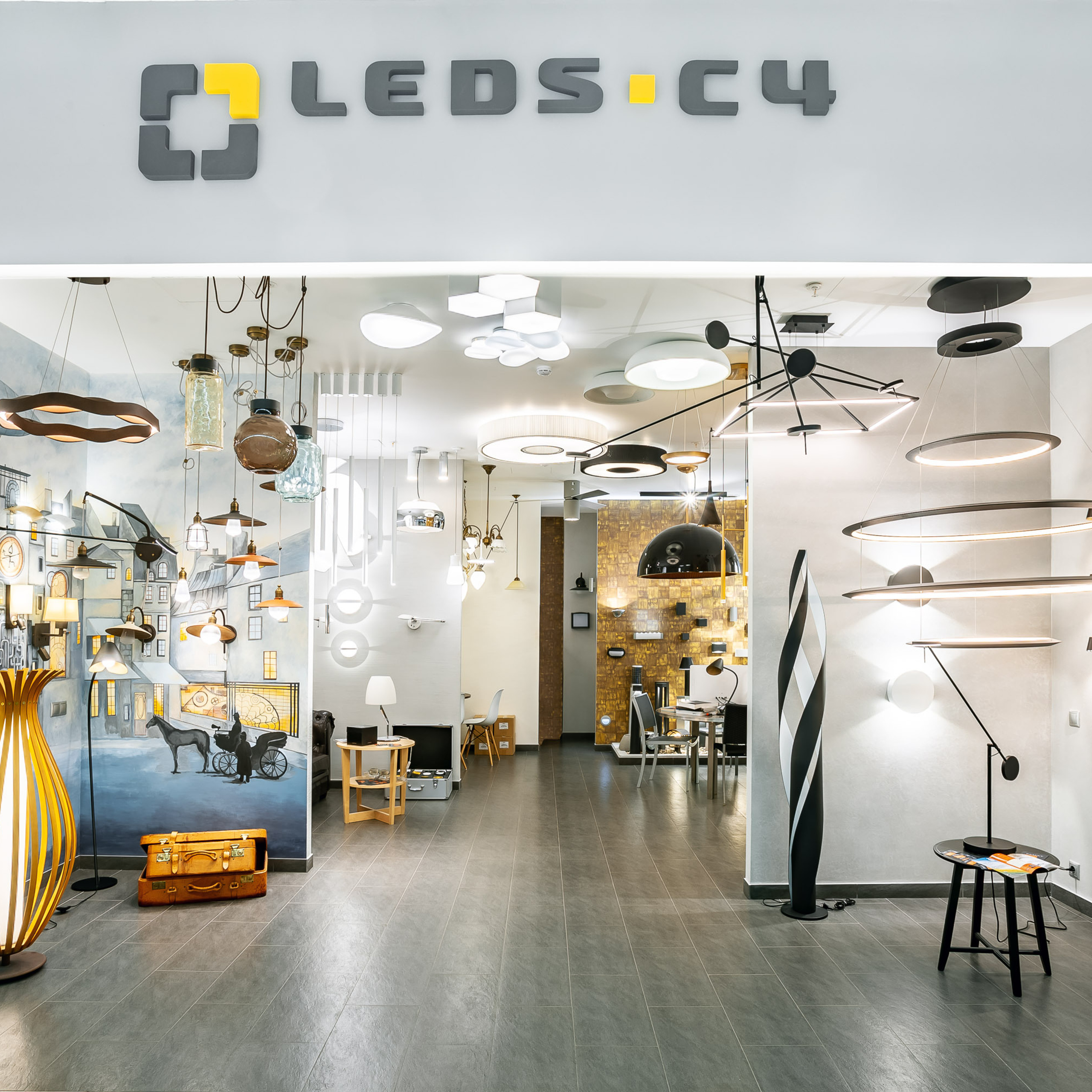 Магазин люстр и светильников испанского бренда. Видеограф Добромыслов