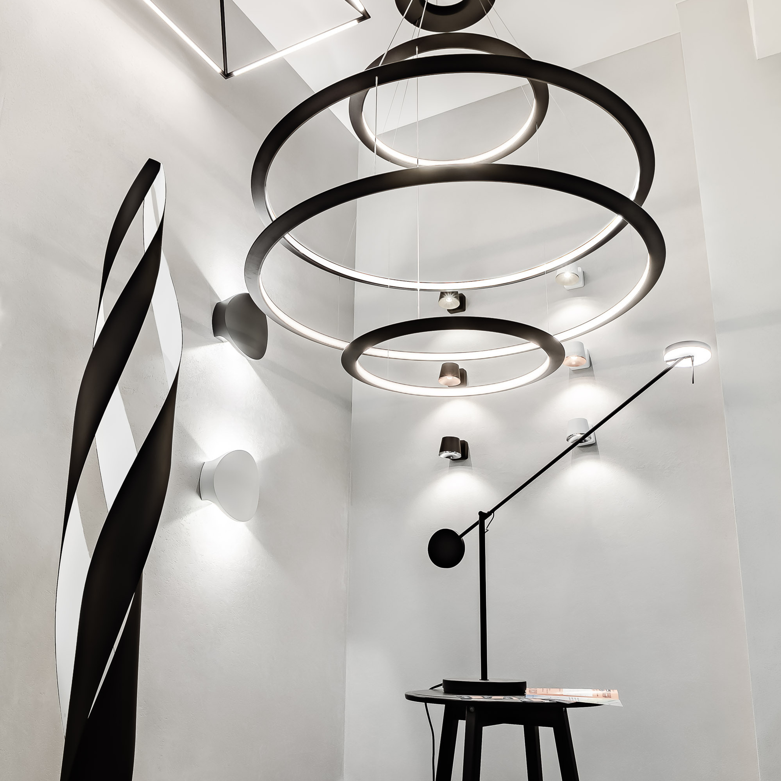 Магазин люстр и светильников испанского бренда. Видеограф Добромыслов