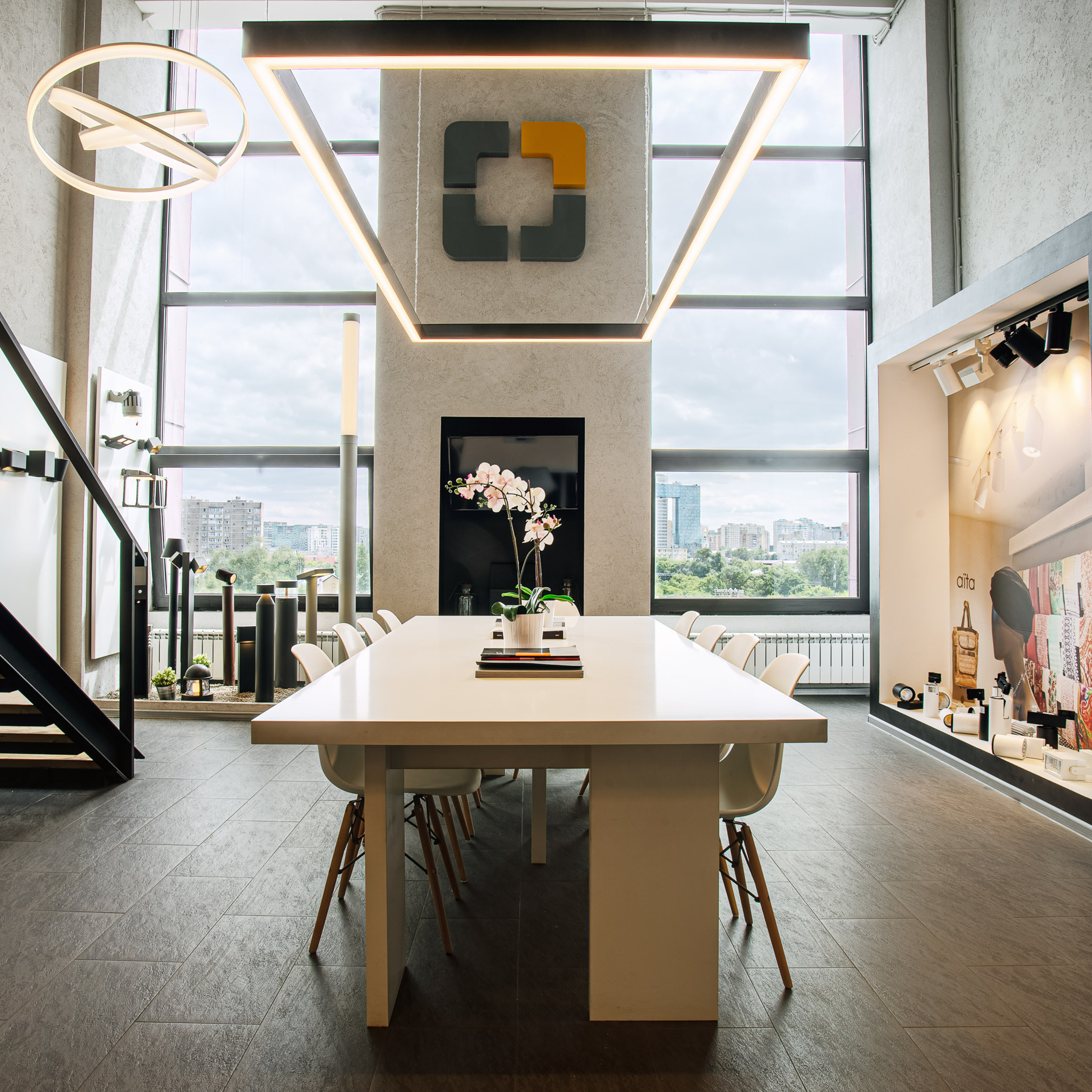 Магазин люстр и светильников испанского бренда. Видеограф Добромыслов