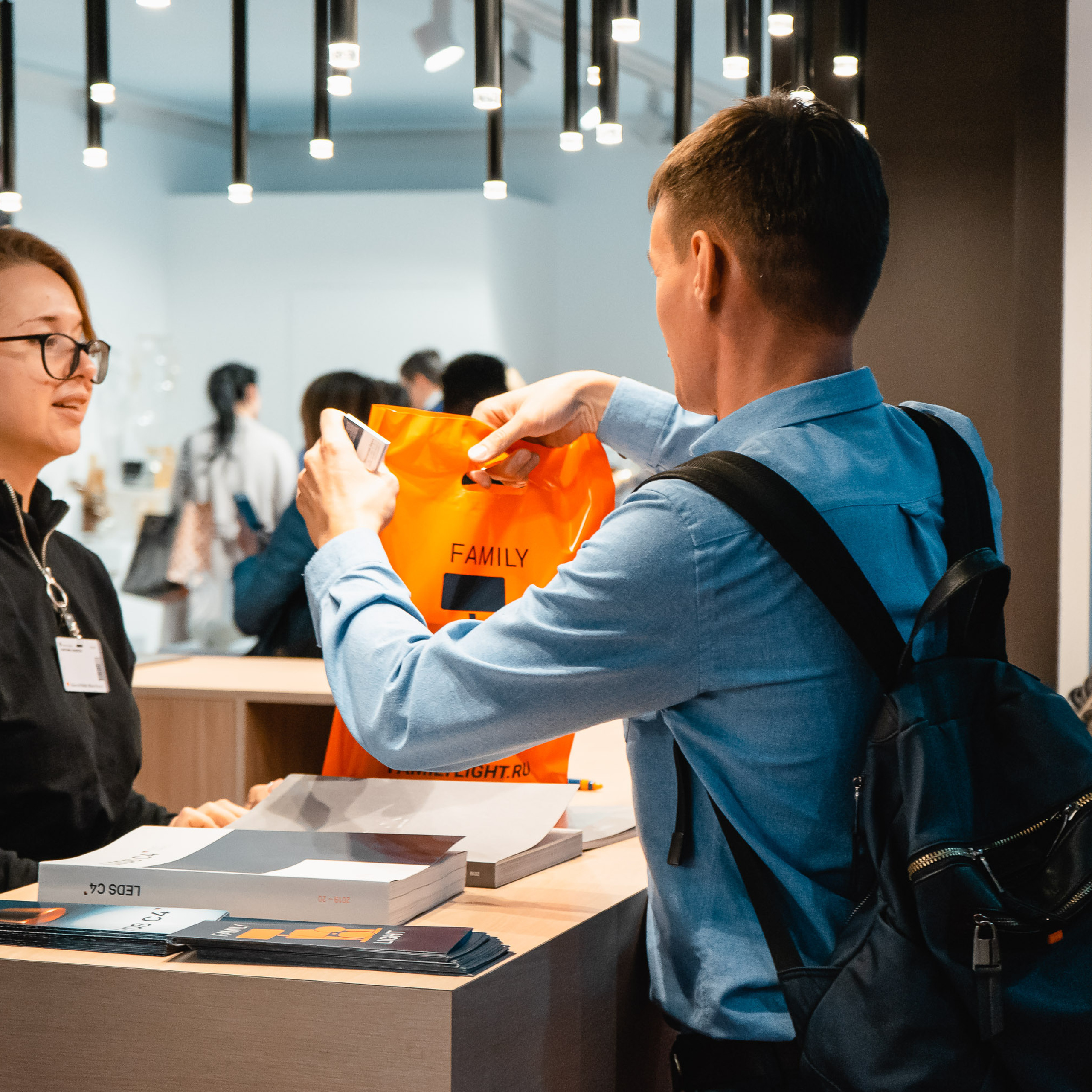 Производство светильников. Видеограф Добромыслов