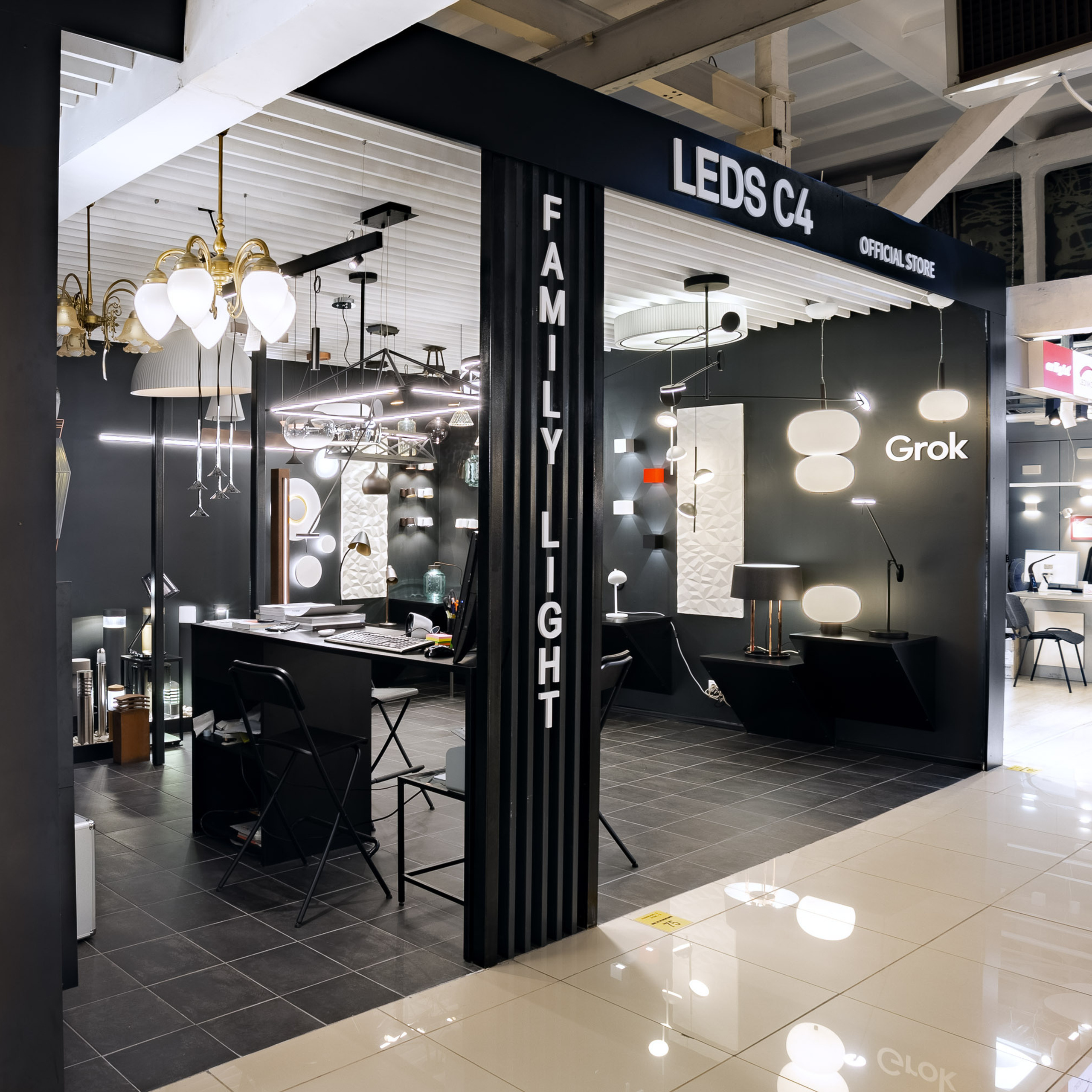 Магазин люстр и светильников испанского бренда. Видеограф Добромыслов