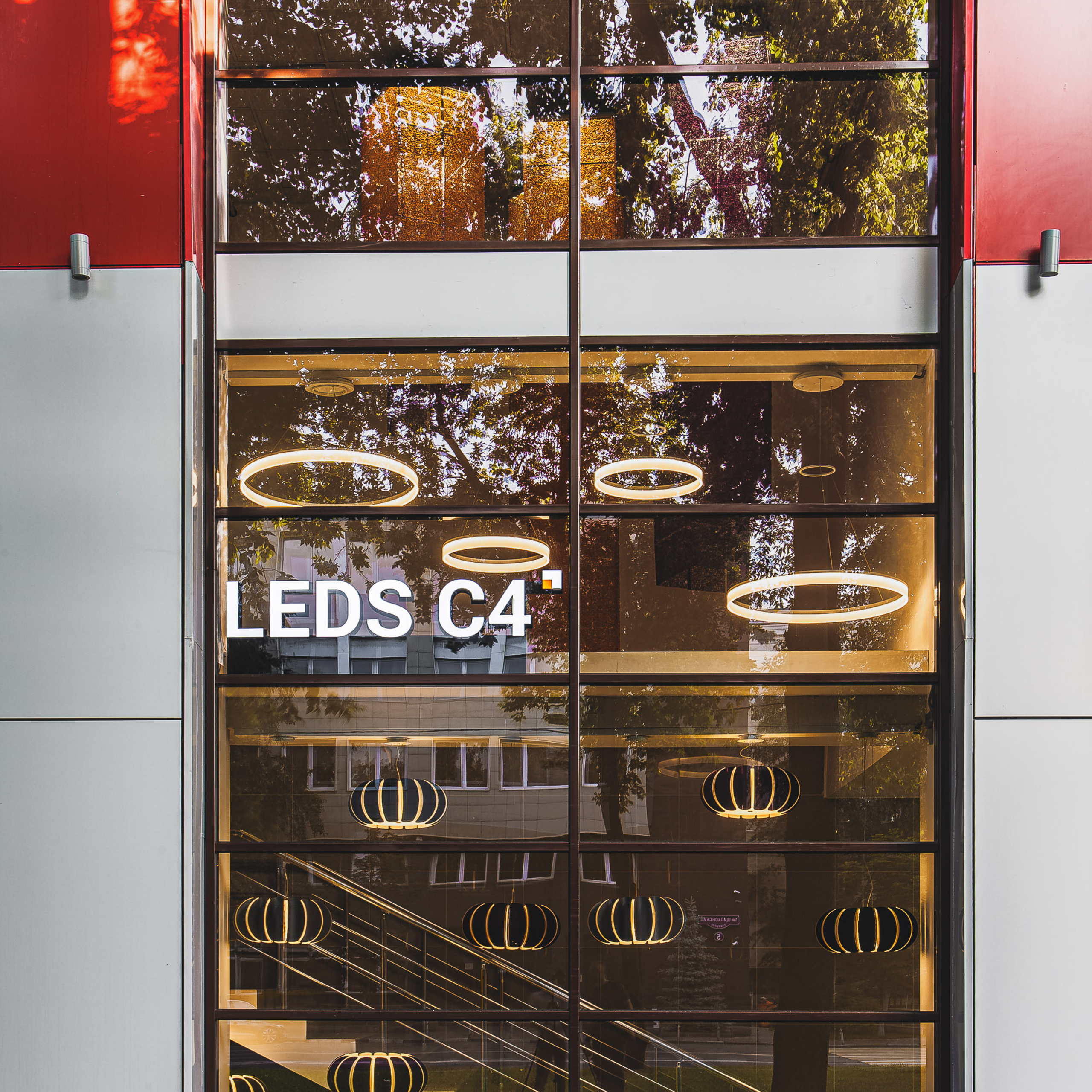 Магазин люстр и светильников испанского бренда. Видеограф Добромыслов