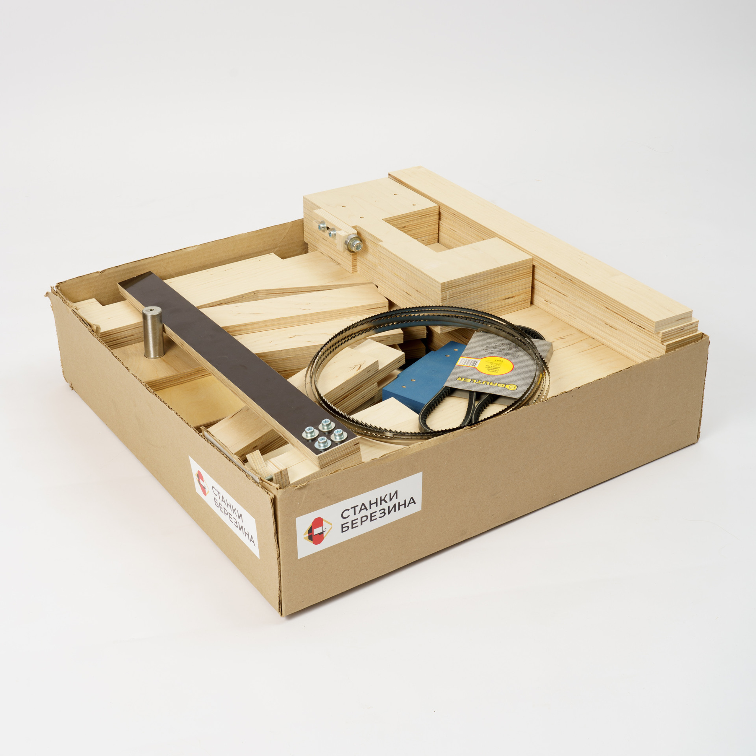 Деталь ленточно пильного станка на белом фоне