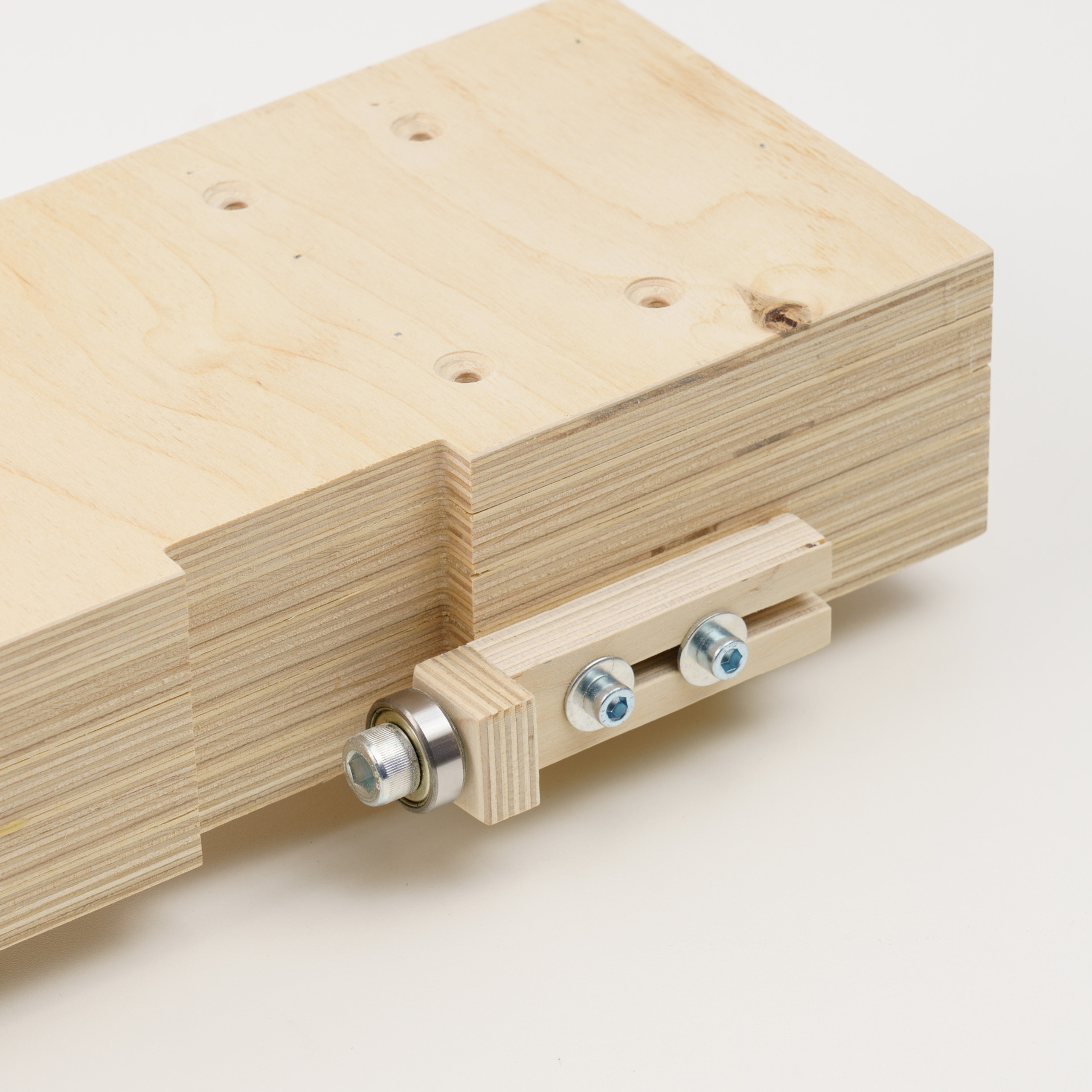 Деталь ленточно пильного станка на белом фоне