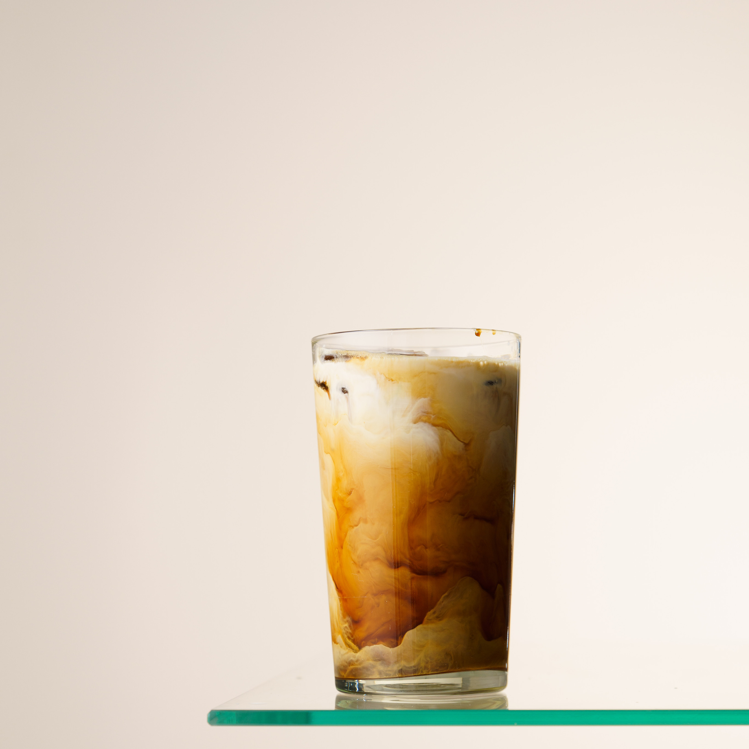 съемка напитков на белом фоне