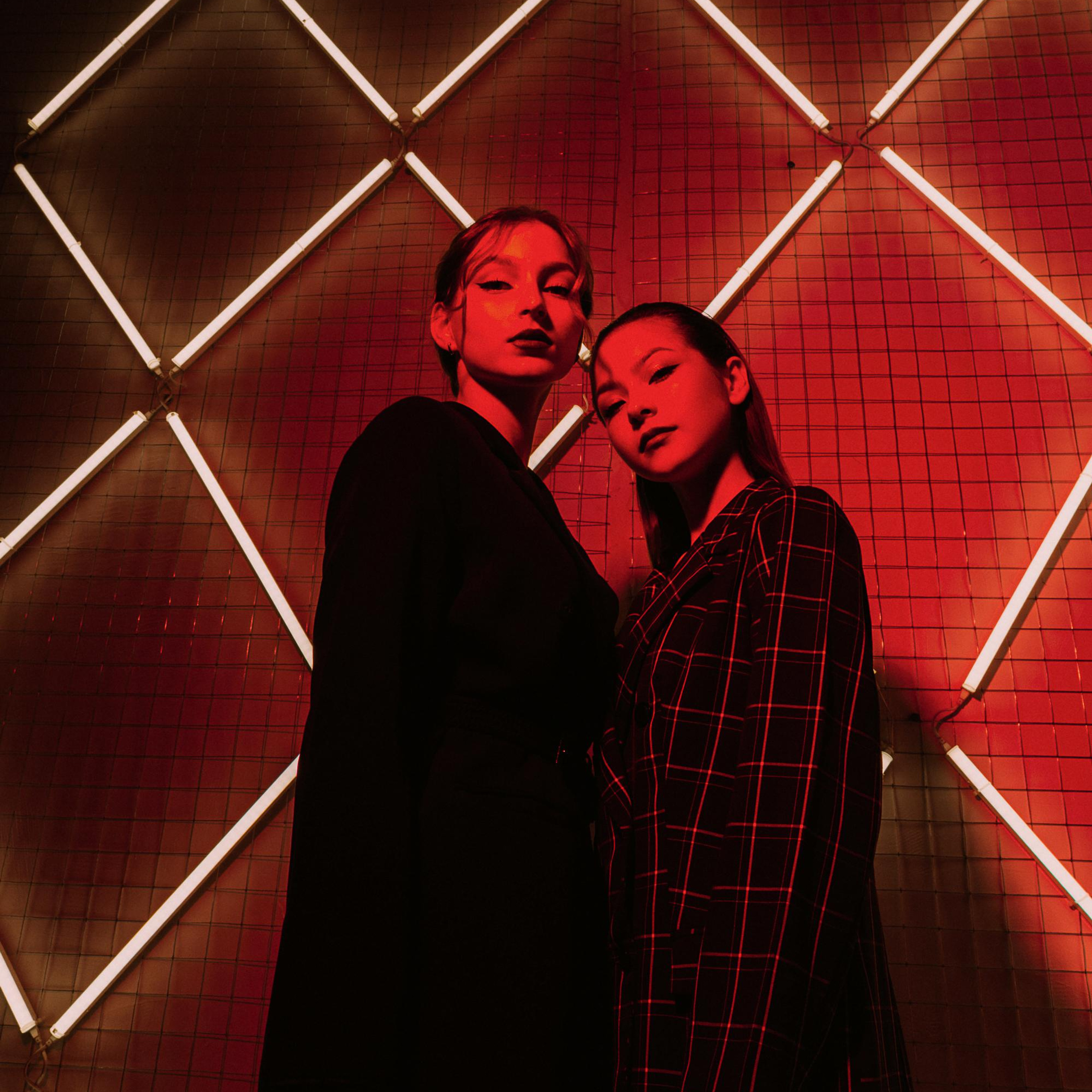 Вика и Азалия