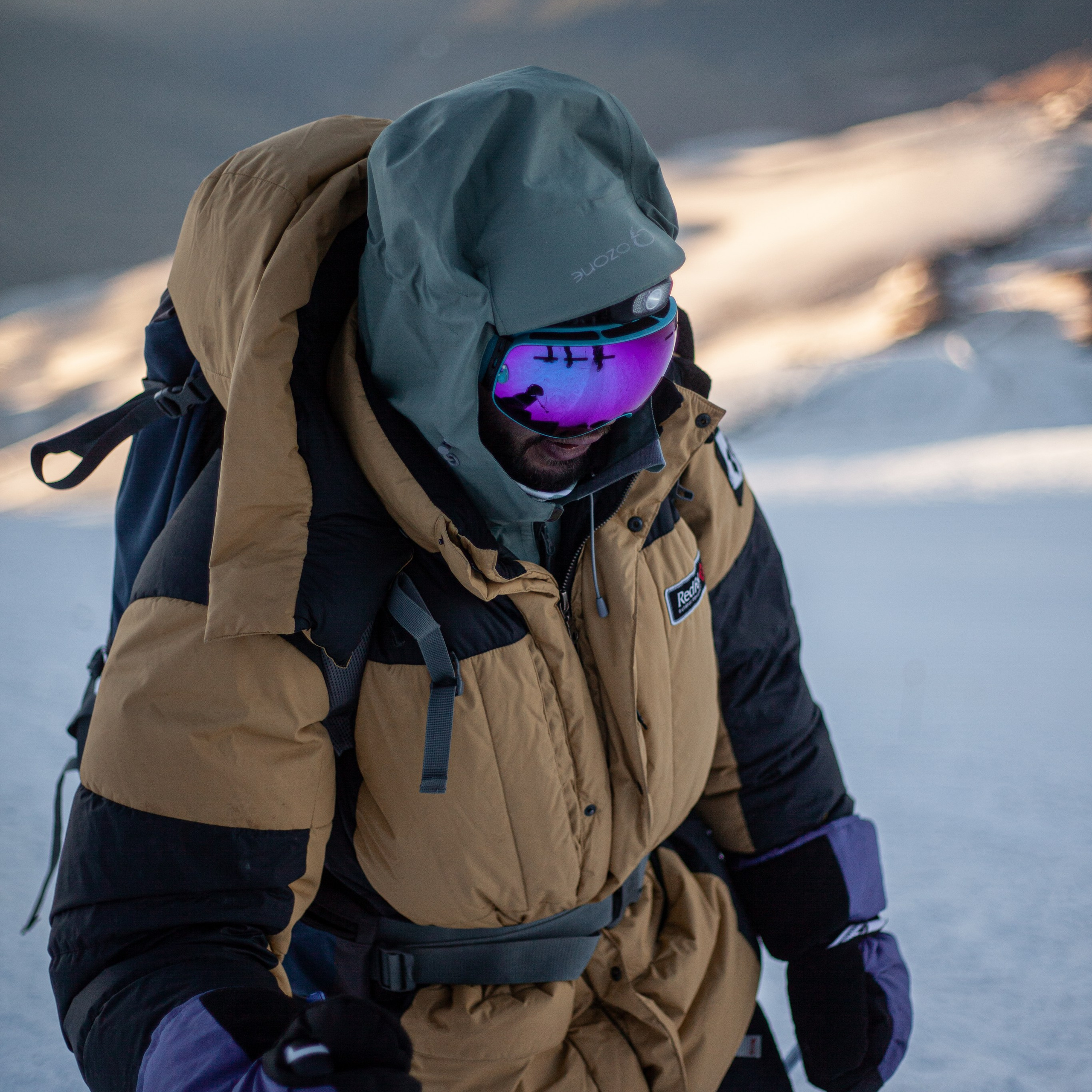 * Восхождение на Эльбрус с юга.* Профессиональное снаряжение.* Опытные гиды-альпинисты.* Захватывающие виды горных вершин.* Незабываемые впечатления.