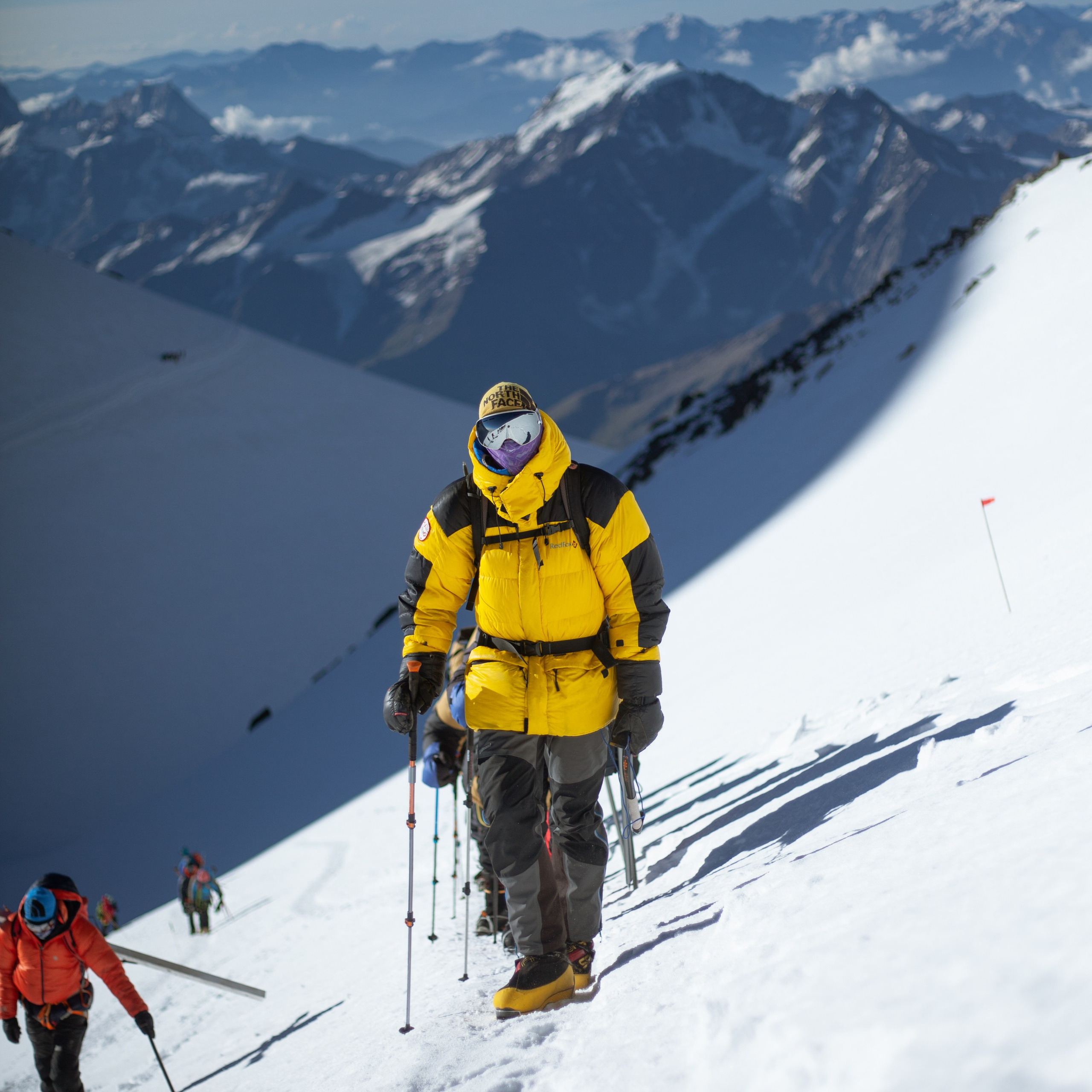 * Восхождение на Эльбрус с юга.* Профессиональное снаряжение.* Опытные гиды-альпинисты.* Захватывающие виды горных вершин.* Незабываемые впечатления.