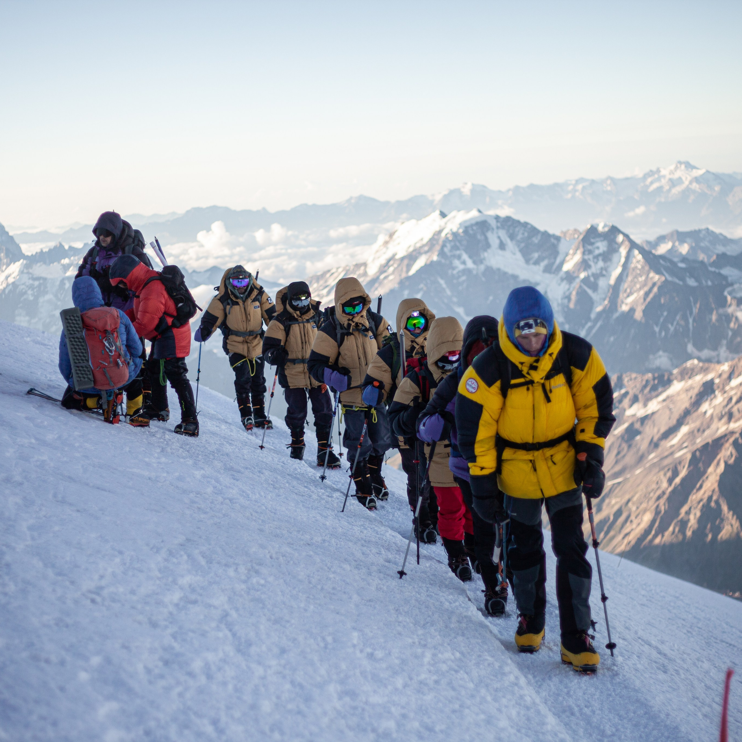 Вот пример alt-текста для изображения, которое иллюстрирует восхождение на Эльбрус с юга:«Группа альпинистов в ярких куртках и касках совершает восхождение по южному склону горы Эльбрус. Вдали видны заснеженные горные вершины. На переднем плане — альпинист, который закрепляет страховочную верёвку»