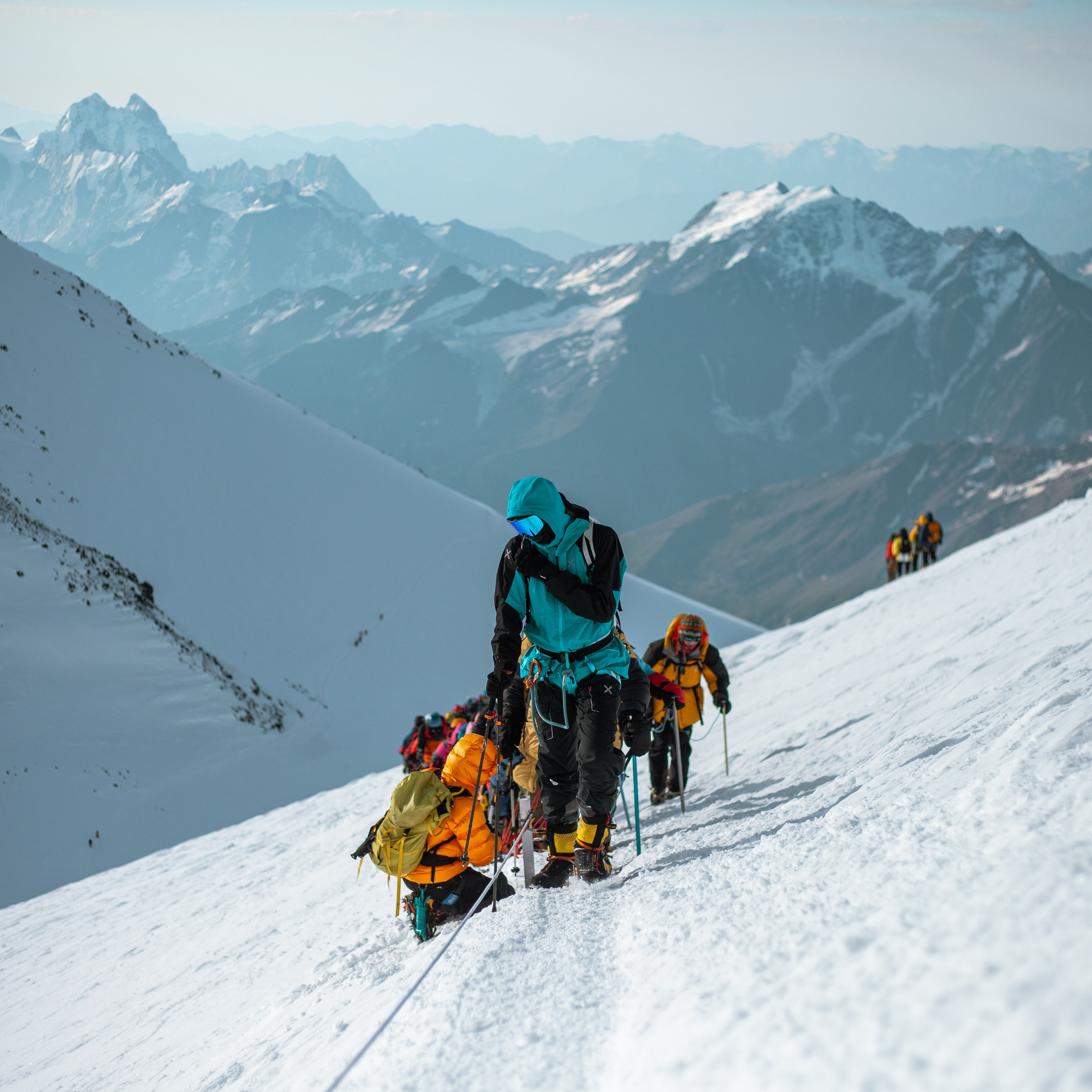 Две вершины Эльбруса. Штурм. Уникальные экспедиции — LUCKY CLAN