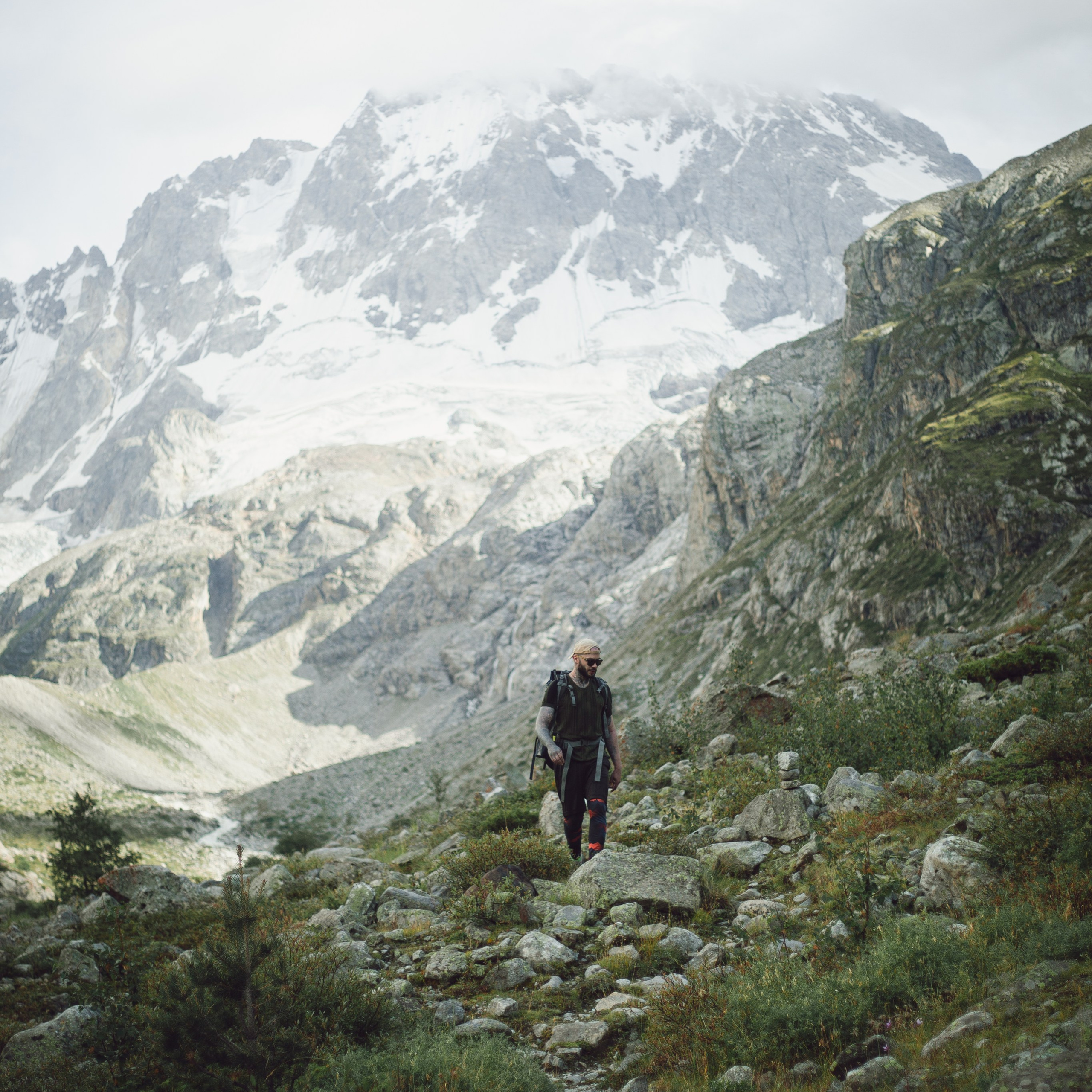 * Акклиматизация в «Адыр-Су».* Восхождение на Эльбрус с юга с опытными гидами.* Качественное снаряжение.* Незабываемые впечатления и потрясающие виды.