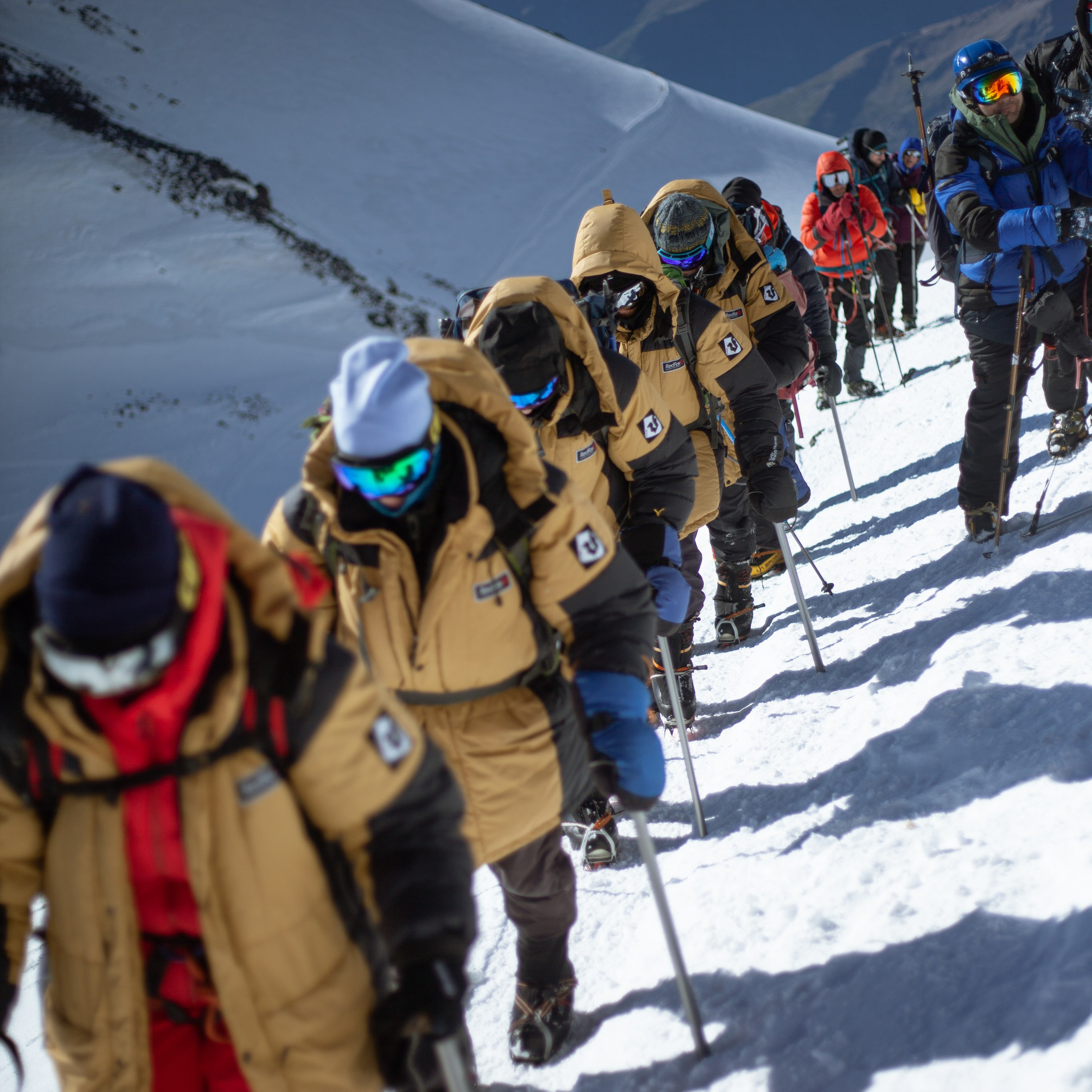 * Акклиматизация в «Адыр-Су».* Восхождение на Эльбрус с юга с опытными гидами.* Качественное снаряжение.* Незабываемые впечатления и потрясающие виды.