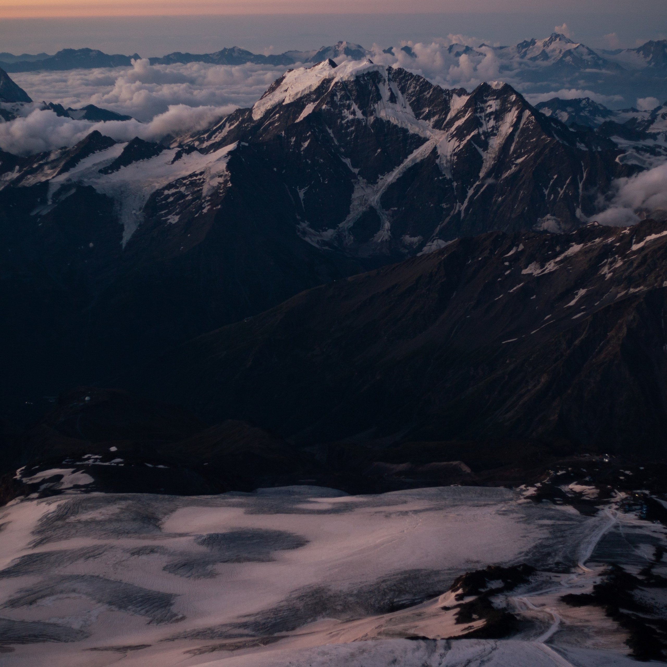 Вершина Эльбруса. Восхождение на Эльбрус. Самая высокая точка Европы 5642. Альпинист. Кавказ