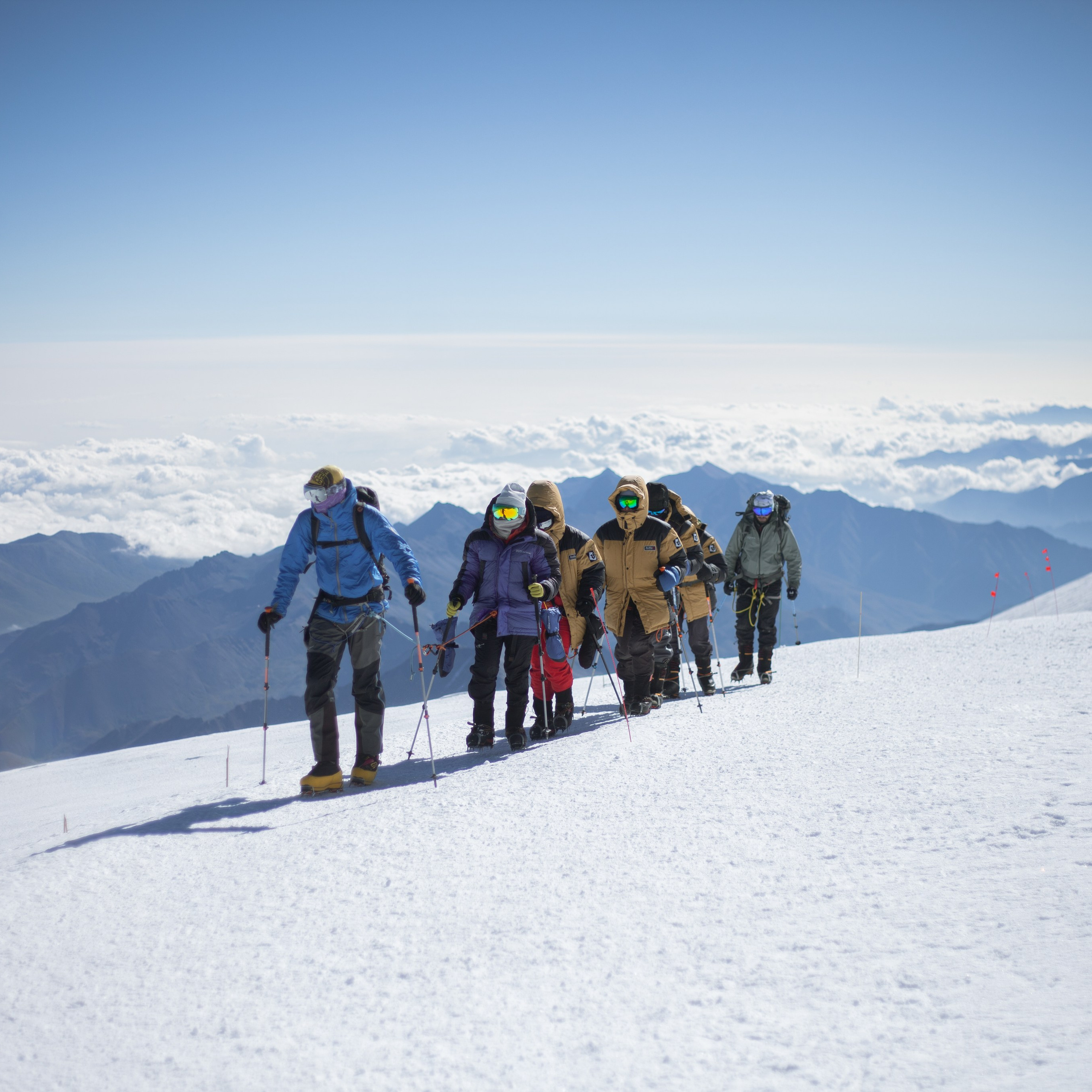 * Восхождение на Эльбрус с юга — это уникальная возможность проверить свои силы, насладиться красотой горных вершин и получить незабываемые впечатления.* Профессиональные гиды обеспечат вашу безопасность, а качественное снаряжение позволит чувствовать себя комфортно на протяжении всего восхождения.* Вас ждут потрясающие виды, которые запомнятся на всю жизнь. Не упустите шанс стать частью этого захватывающего приключения!