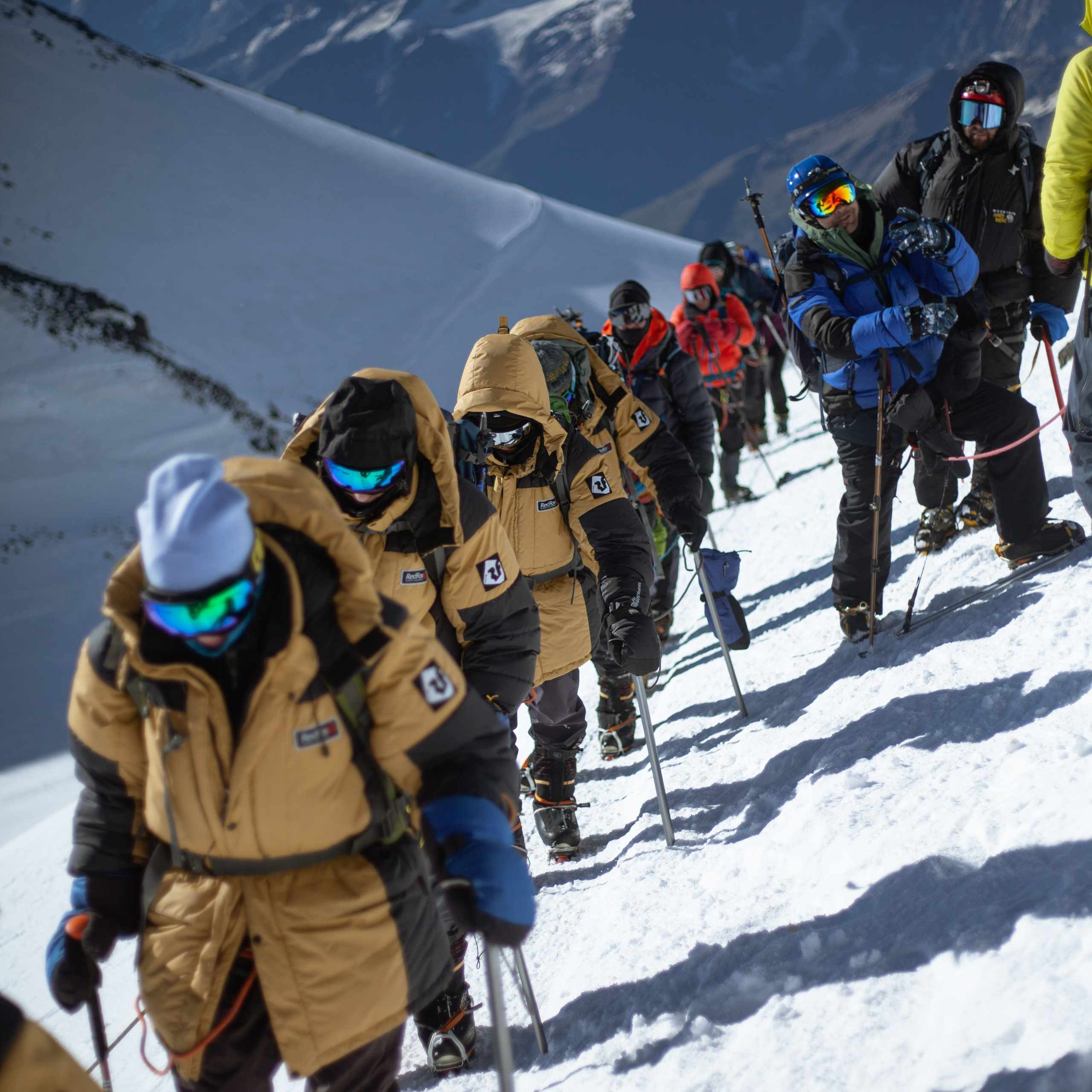 * Восхождение на Эльбрус с юга — вызов для опытных альпинистов и новичков.* Профессиональные гиды, качественное снаряжение.* Завораживающие горные пейзажи.* Уникальные впечатления и воспоминания.