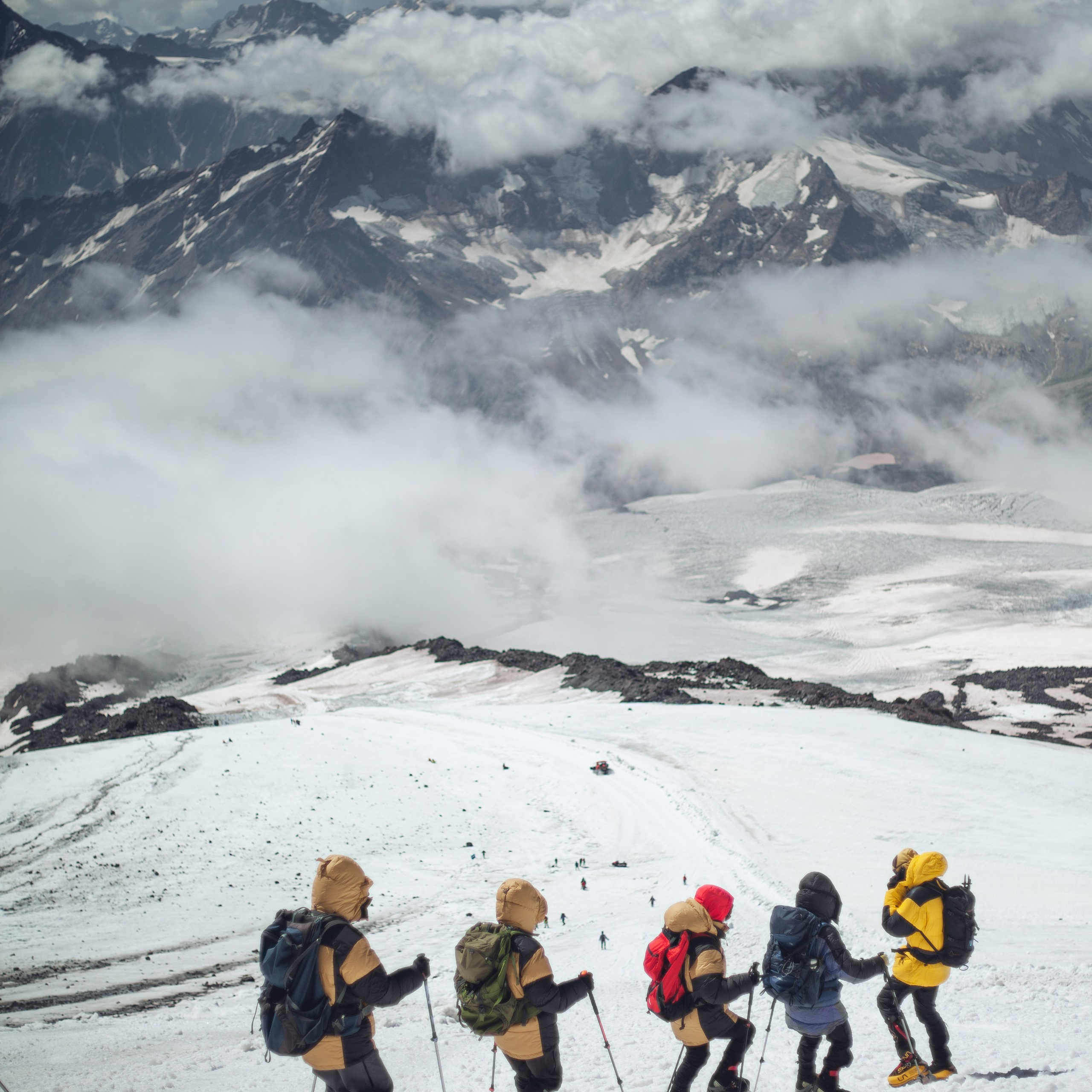 * Акклиматизация в «Адыр-Су».* Восхождение на Эльбрус с юга с опытными гидами.* Качественное снаряжение.* Незабываемые впечатления и потрясающие виды.