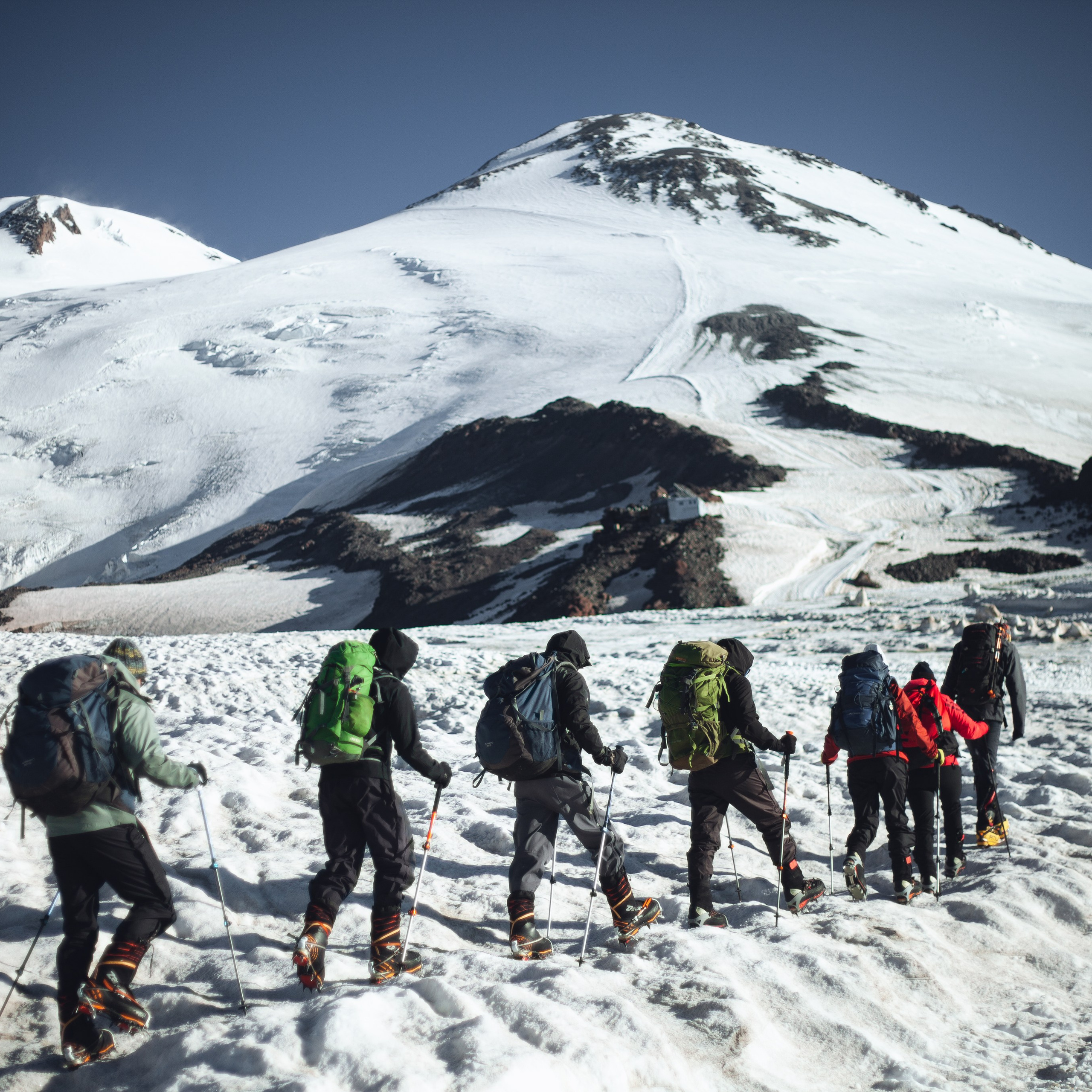 * Восхождение на Эльбрус с юга.* Альпинисты в яркой экипировке.* Горный пейзаж.* Страховочные работы.