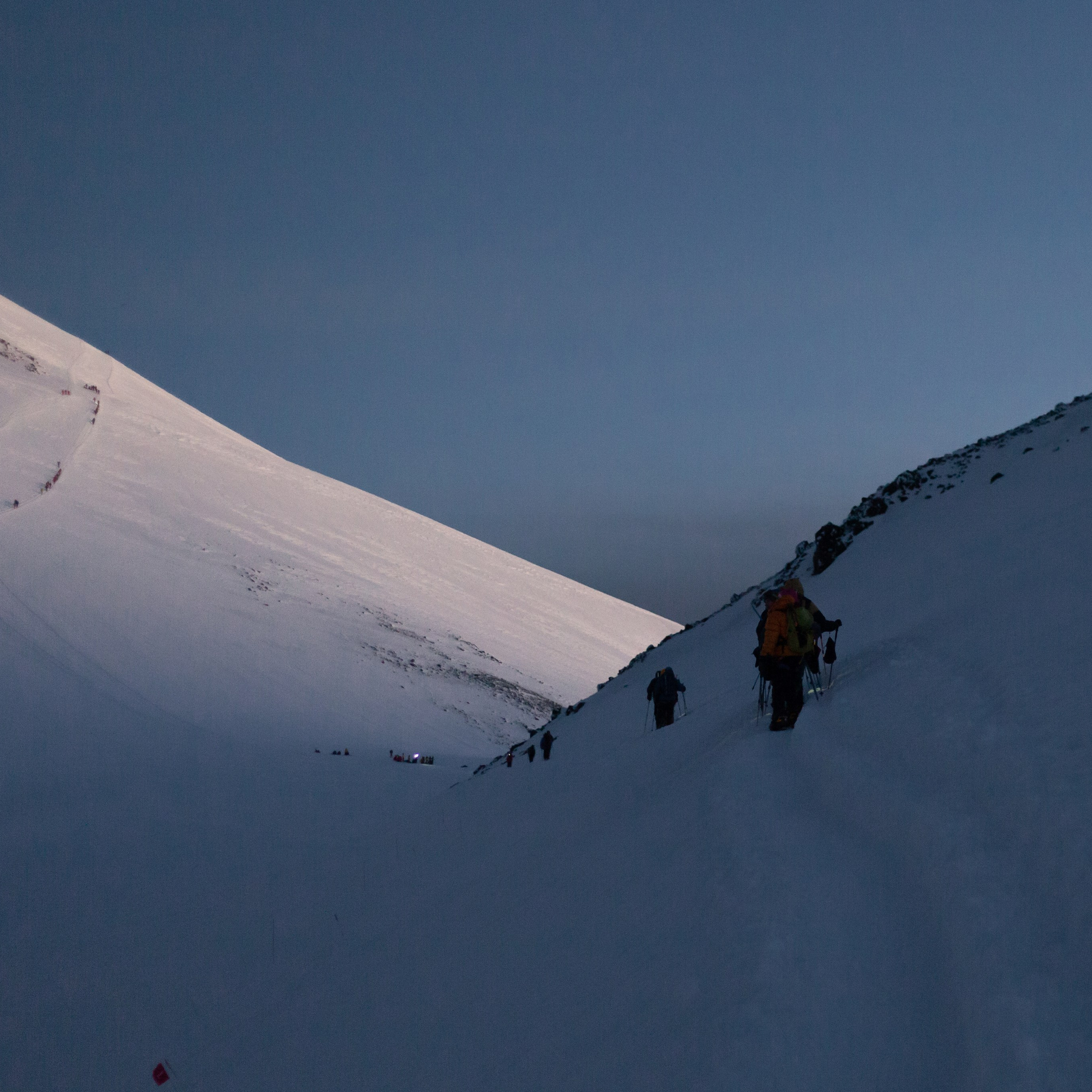 Две вершины Эльбруса. Штурм. Уникальные экспедиции — LUCKY CLAN