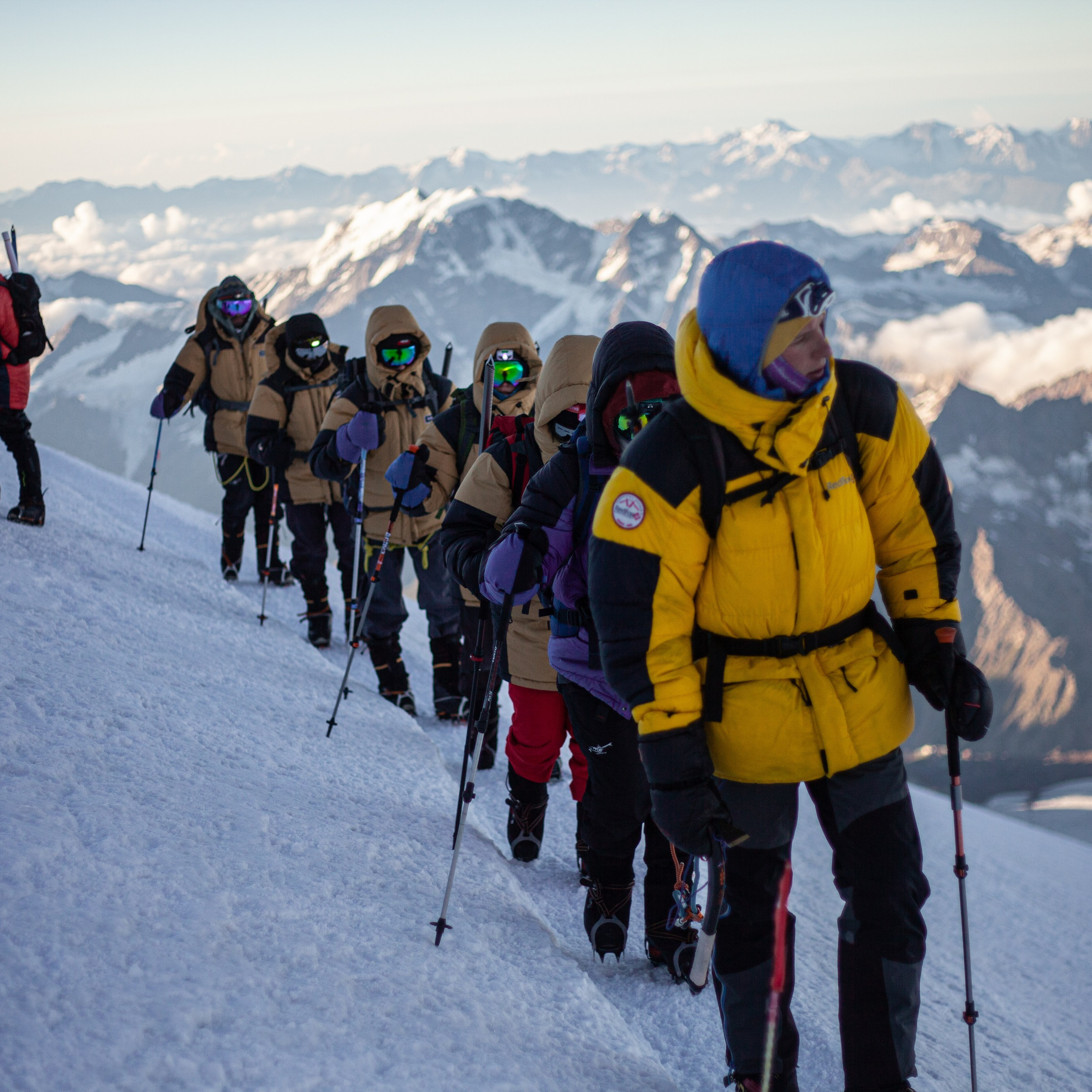 * Восхождение на Эльбрус с юга 2025 — уникальная возможность испытать свои силы и насладиться красотой горных вершин.* Профессиональные гиды, качественное снаряжение.* Незабываемые впечатления и потрясающие виды.