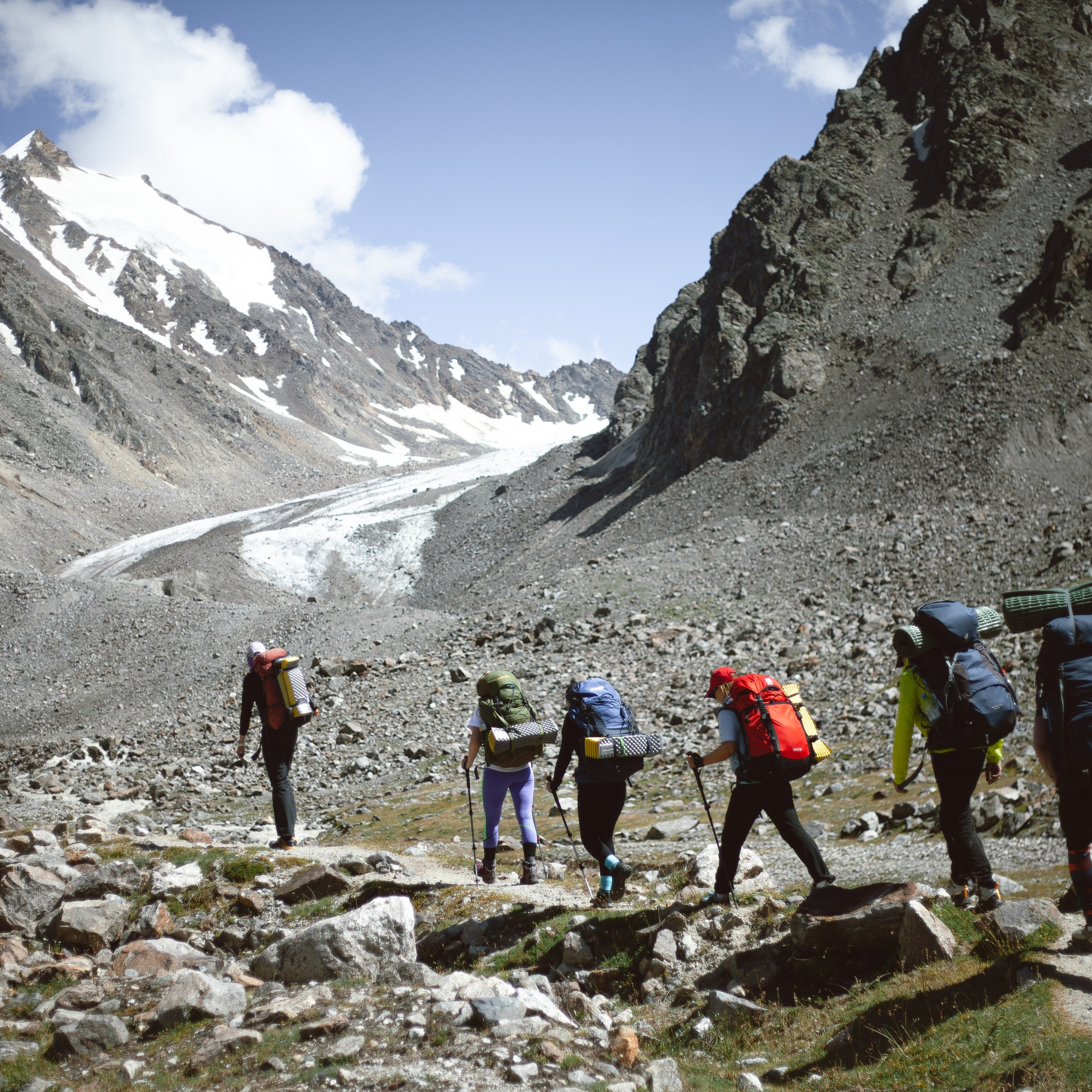 Восхождение на Эльбрус с юга с опытными гидами. Качественное снаряжение, незабываемые впечатления и потрясающие виды гарантированы.