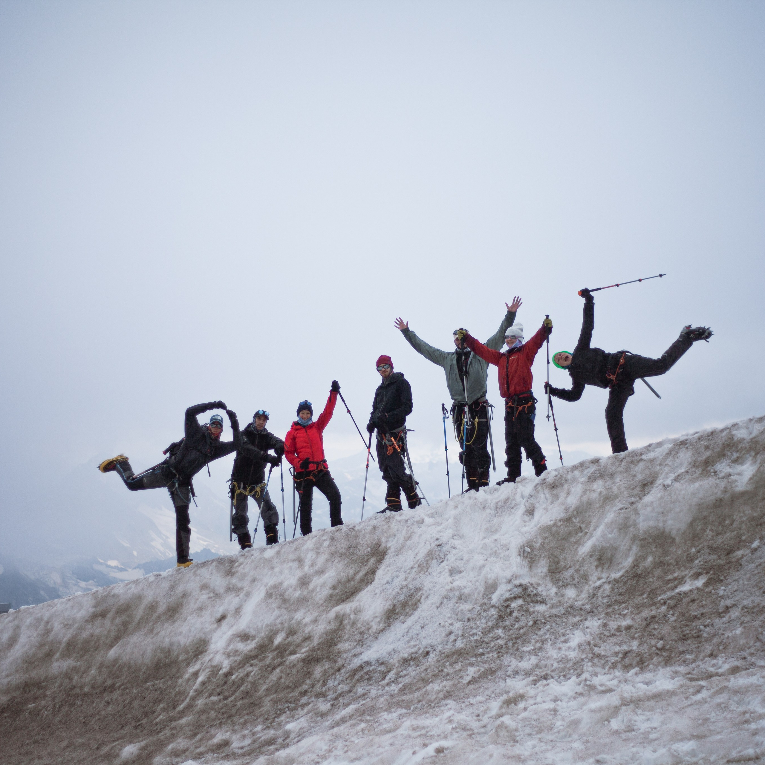 Восхождение на Эльбрус с юга с опытными гидами. Качественное снаряжение, незабываемые впечатления и потрясающие виды гарантированы.